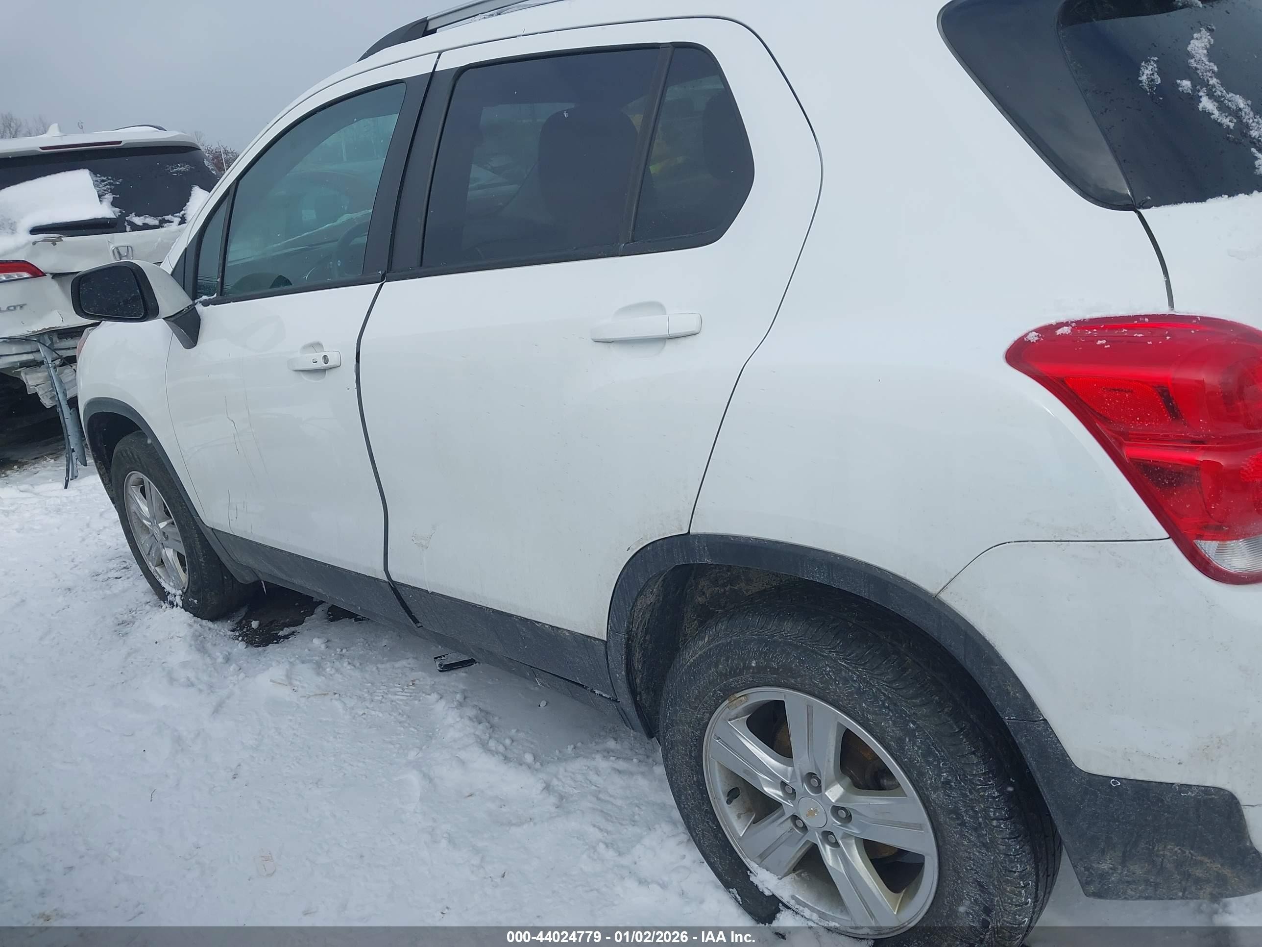 2022 Chevrolet Trax Awd Lt White vin: KL7CJPSM2NB563336