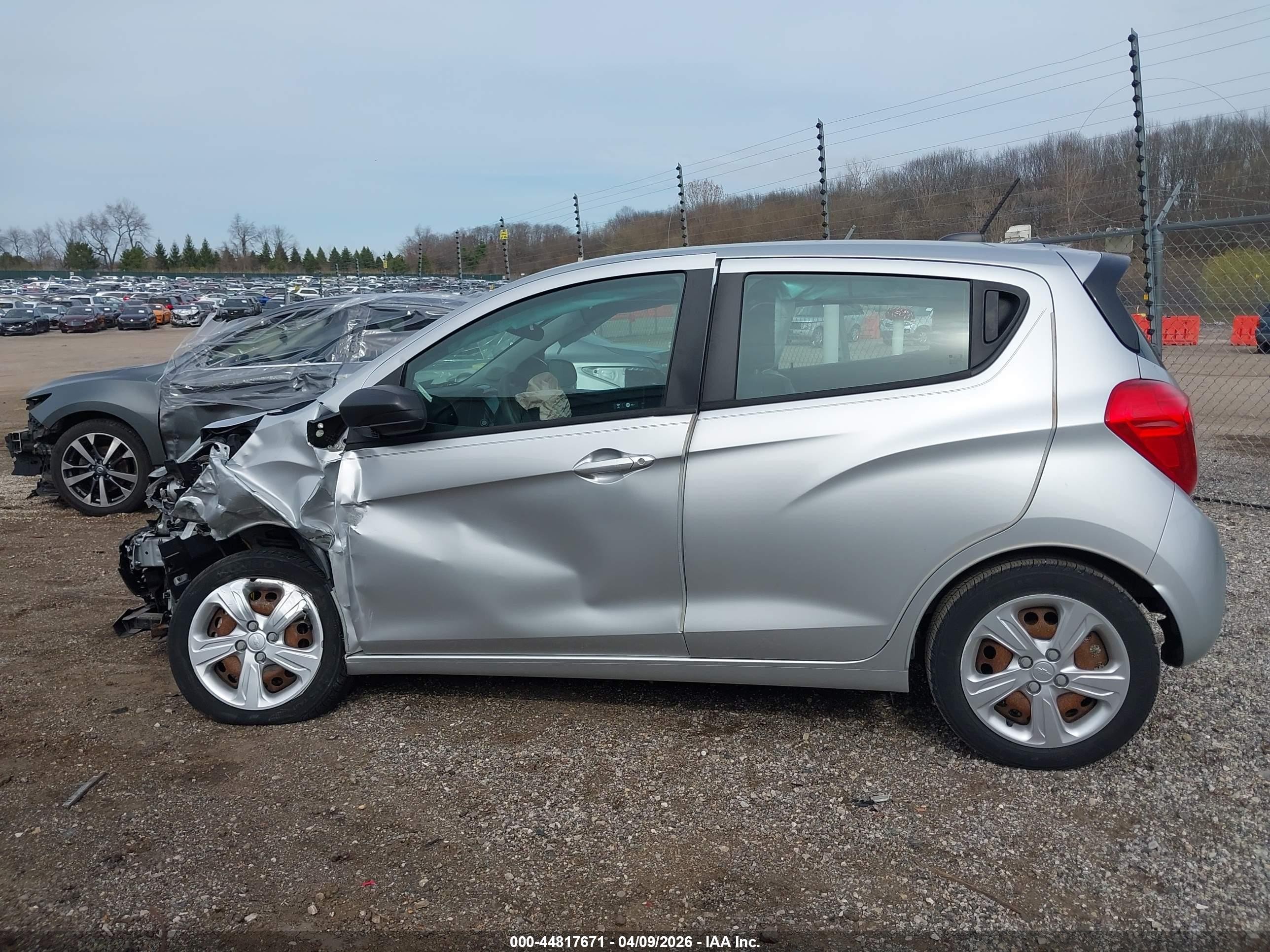 2019 Chevrolet Spark Ls Cvt Silver vin: KL8CB6SA2KC742068