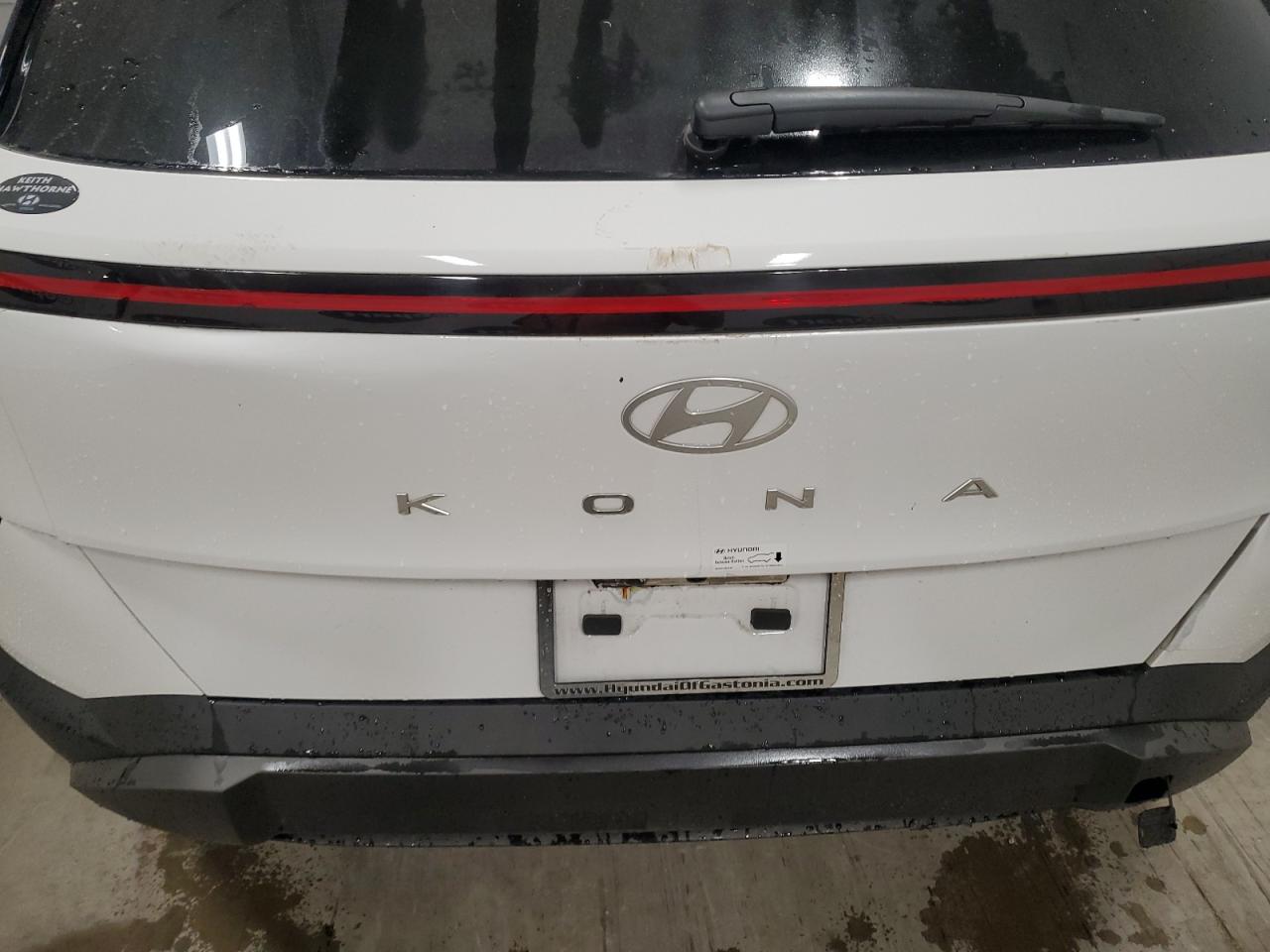 2026 Hyundai Kona Sel Sport Белый vin: KM8HF3AB8TU358054 Damage: Lift Gate, Heavy Scratch, 2 To 3 Inches