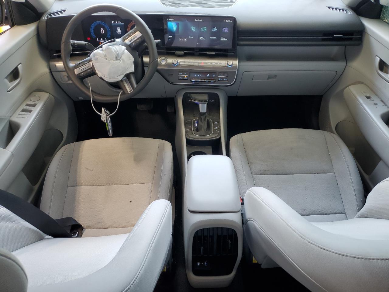 2026 Hyundai Kona Sel Sport Белый vin: KM8HF3AB8TU358054 Damage: Left Front Seat Cushion, Burn Hole, 1/8 To 1/2 Inch