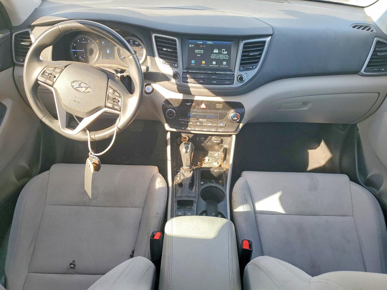 2018 Hyundai Tucson Value Silver vin: KM8J33A28JU804176