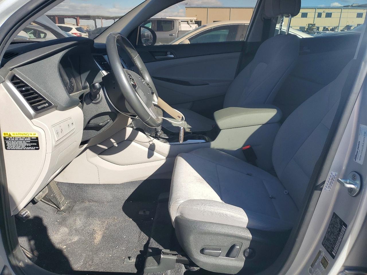2018 Hyundai Tucson Value Silver vin: KM8J33A28JU804176