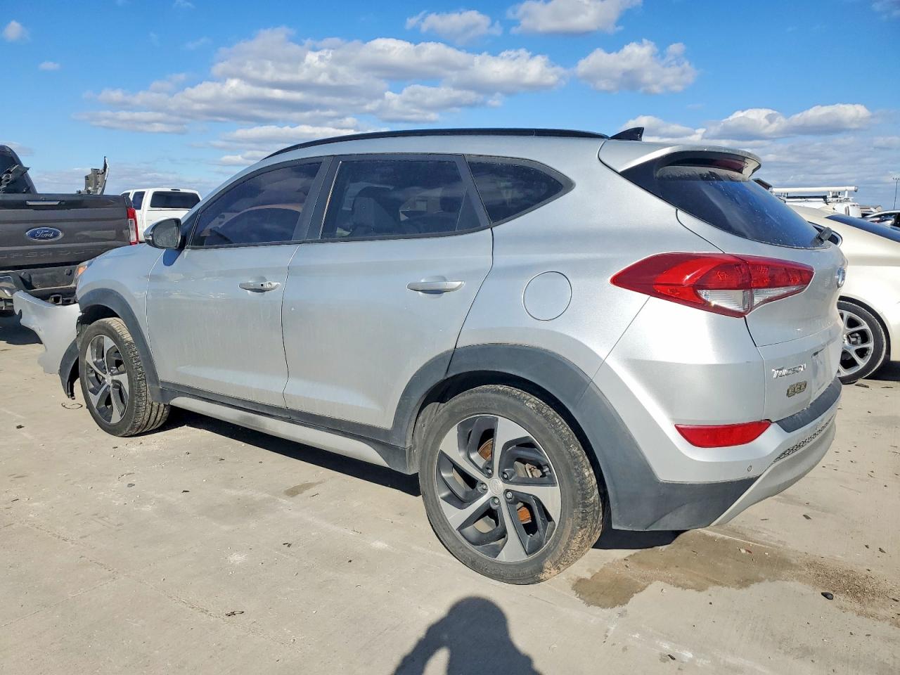 2018 Hyundai Tucson Value Silver vin: KM8J33A28JU804176