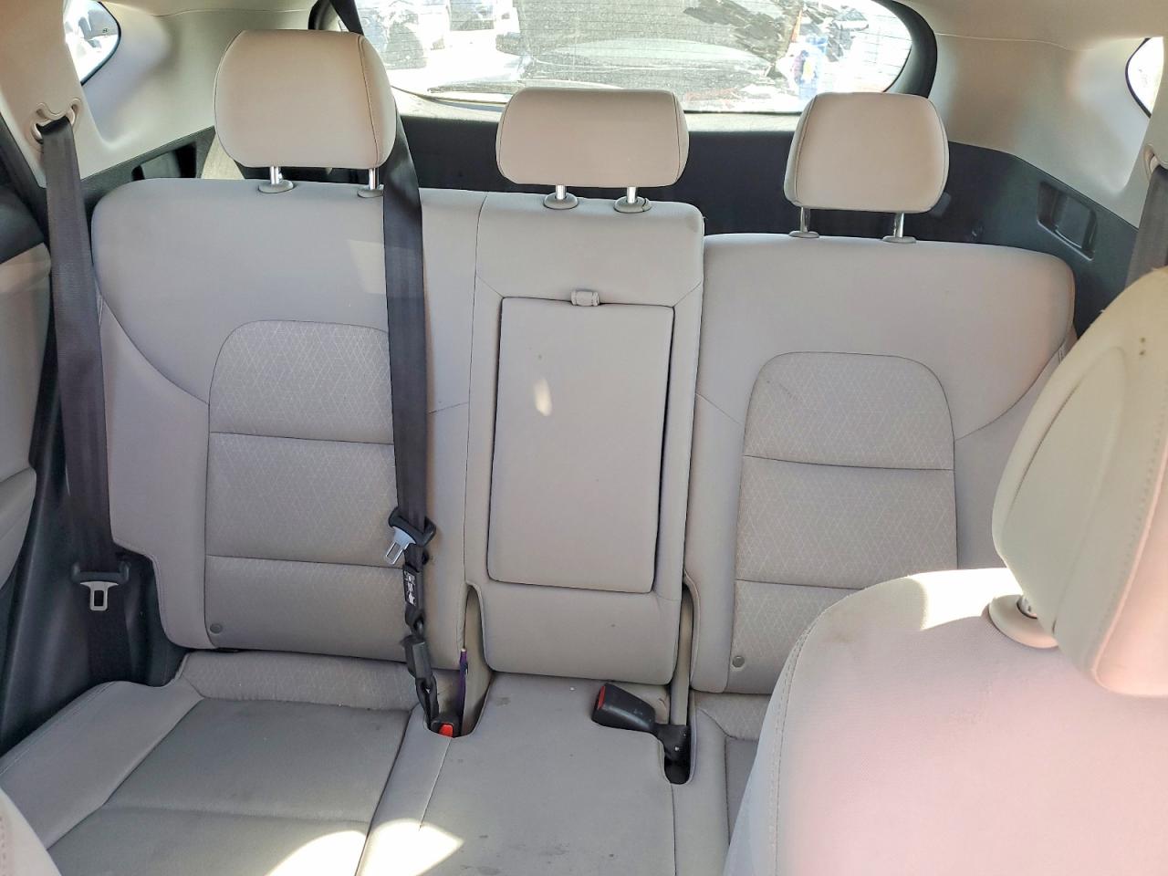 2018 Hyundai Tucson Value Silver vin: KM8J33A28JU804176