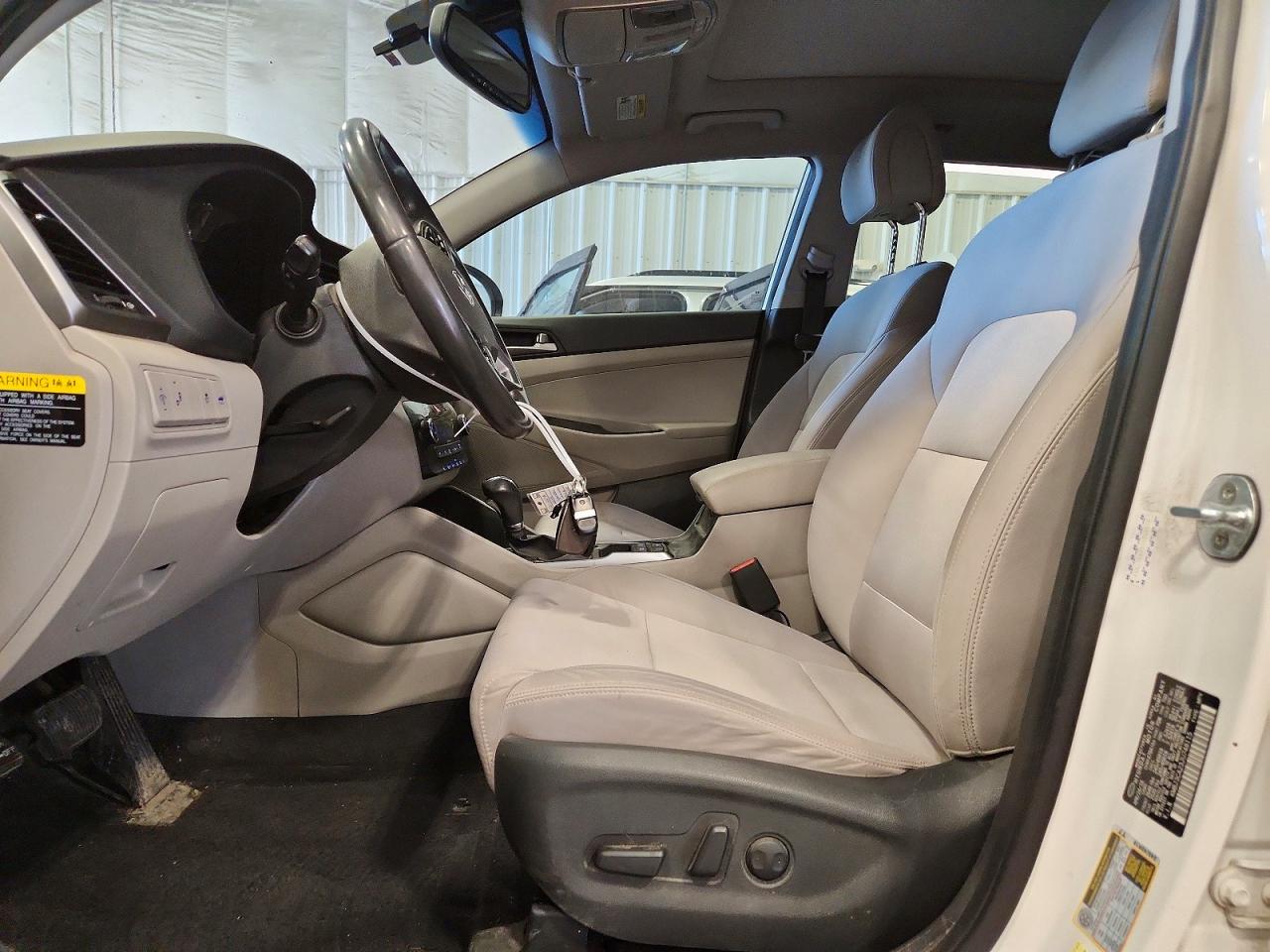2018 Hyundai Tucson Value Белый vin: KM8J3CA23JU748115