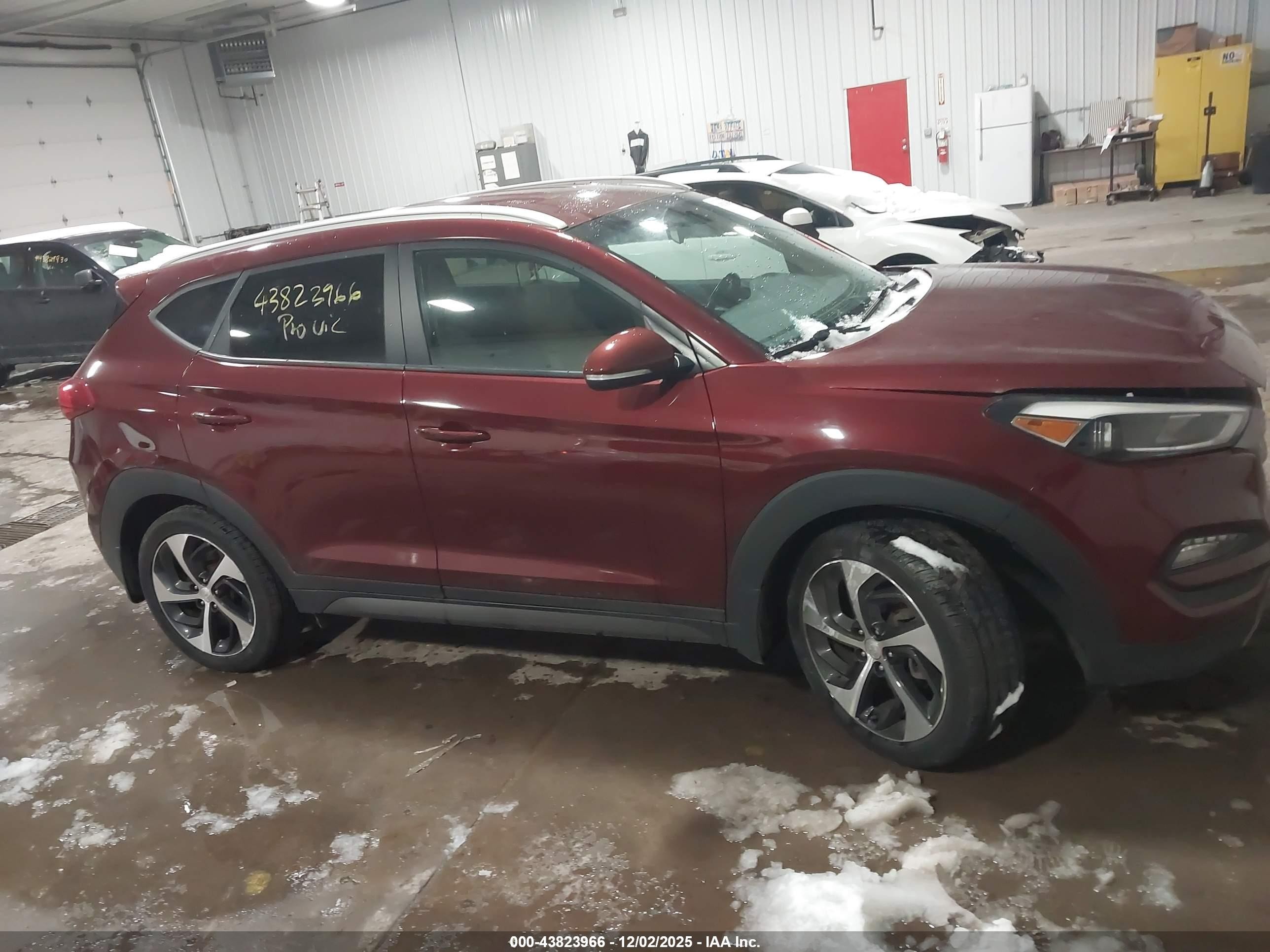 2016 Hyundai Tucson Sport Красный vin: KM8J3CA26GU223333