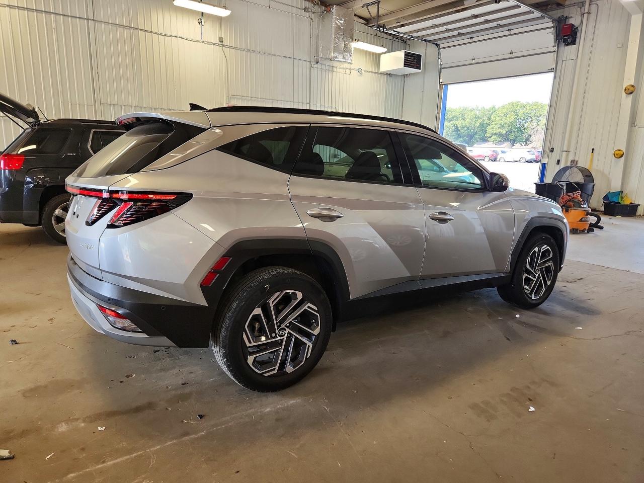2025 Hyundai Tucson Limited Silver vin: KM8JEDD1XSU297947