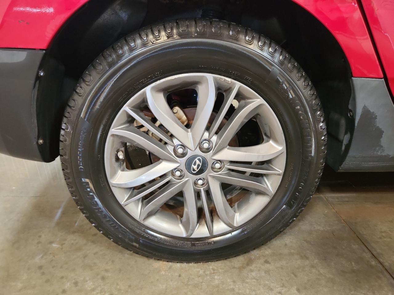 2015 Hyundai Tucson Gls Red vin: KM8JT3AFXFU051440 Damage: Right Rear Wheel, Curb Rash, > 12 Inches