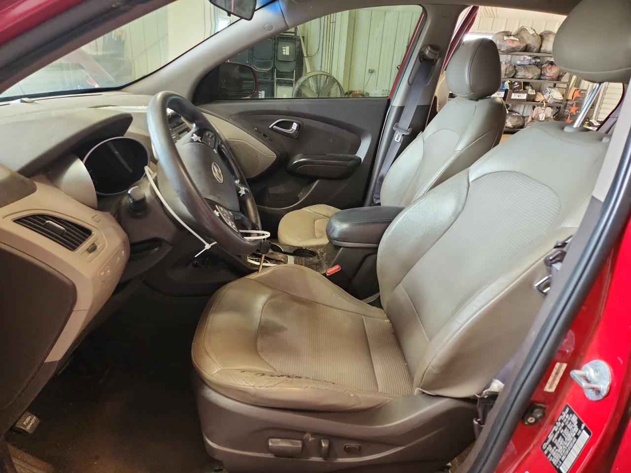 2015 Hyundai Tucson Gls Red vin: KM8JT3AFXFU051440 Damage: Left Front Seat, Worn, Replacement Required