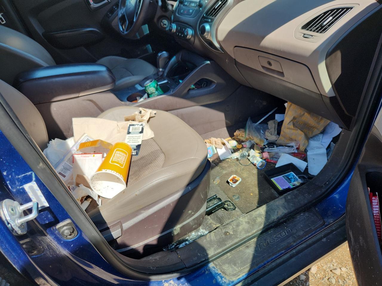 2015 Hyundai Tucson Gls Blue vin: KM8JTCAF7FU976869 Damage: Right Front Carpet, Stained, Permanent
