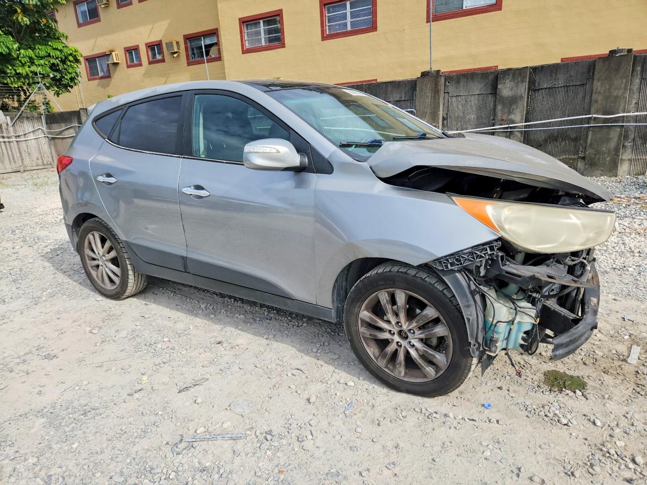 2010 Hyundai Tucson Limited Silver vin: KM8JU3AC4AU020356