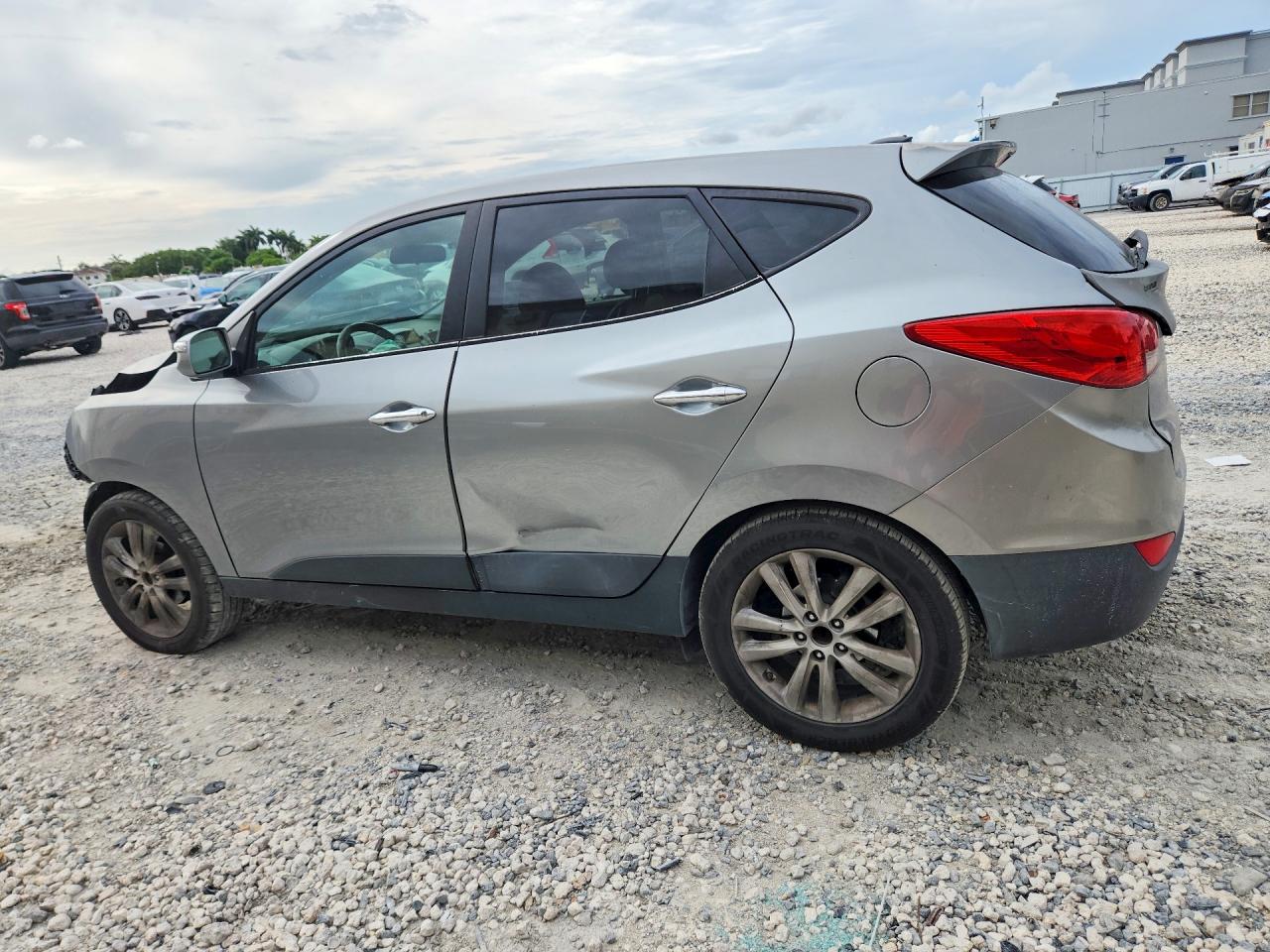 2010 Hyundai Tucson Limited Silver vin: KM8JU3AC4AU020356