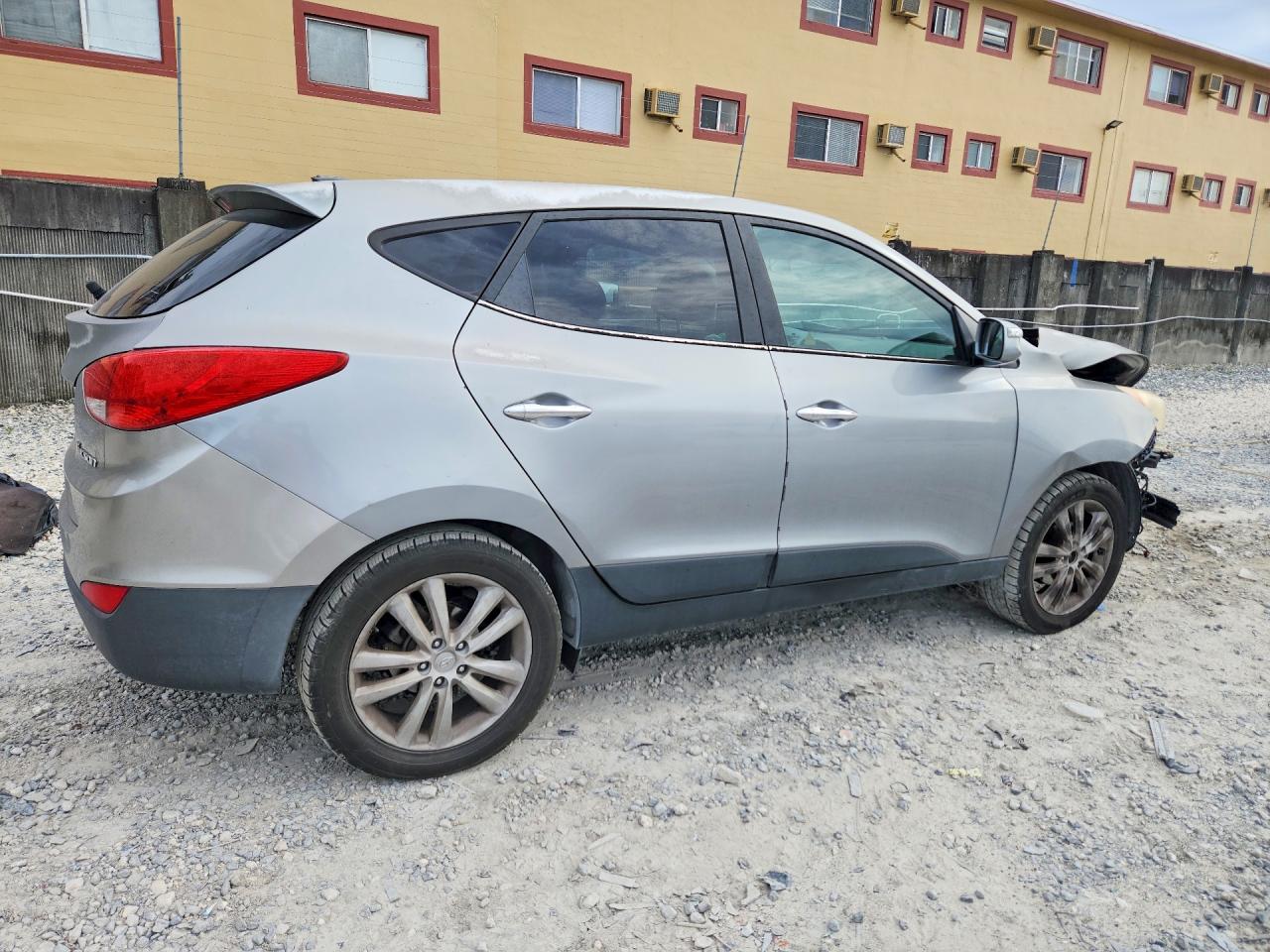 2010 Hyundai Tucson Limited Silver vin: KM8JU3AC4AU020356