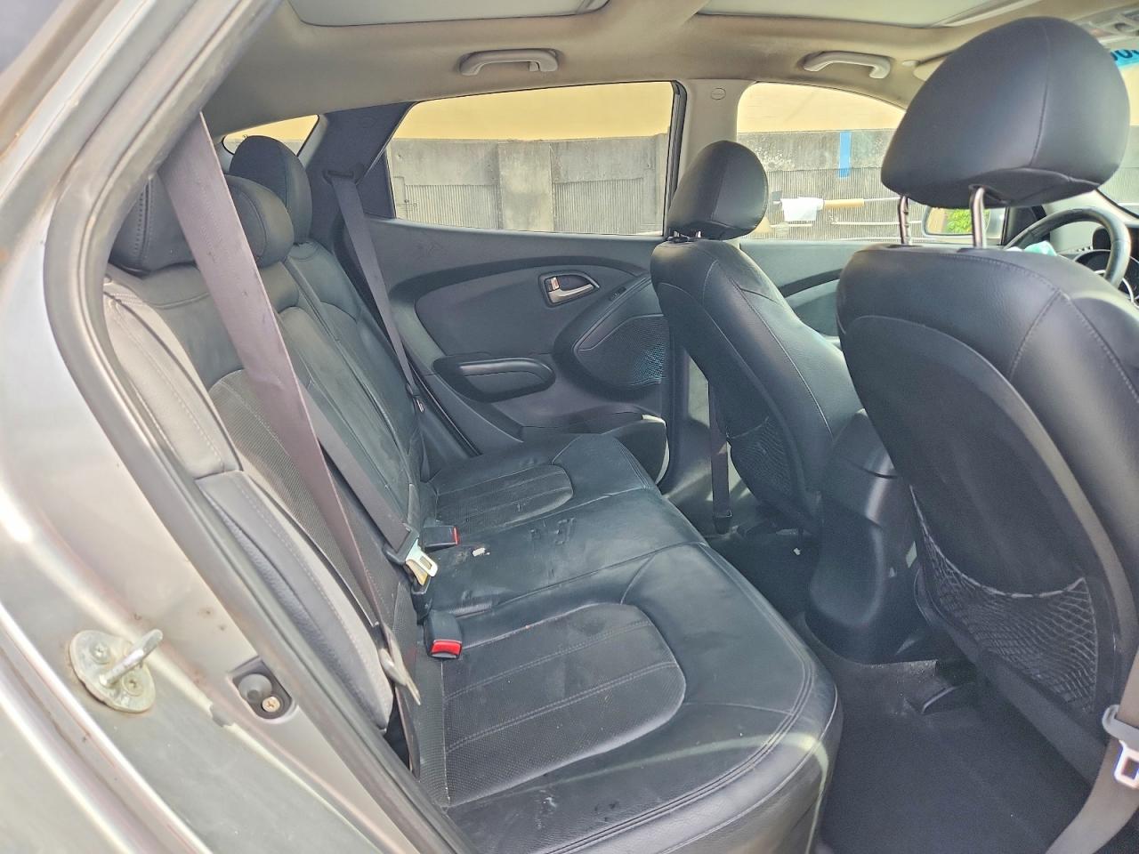 2010 Hyundai Tucson Limited Silver vin: KM8JU3AC4AU020356