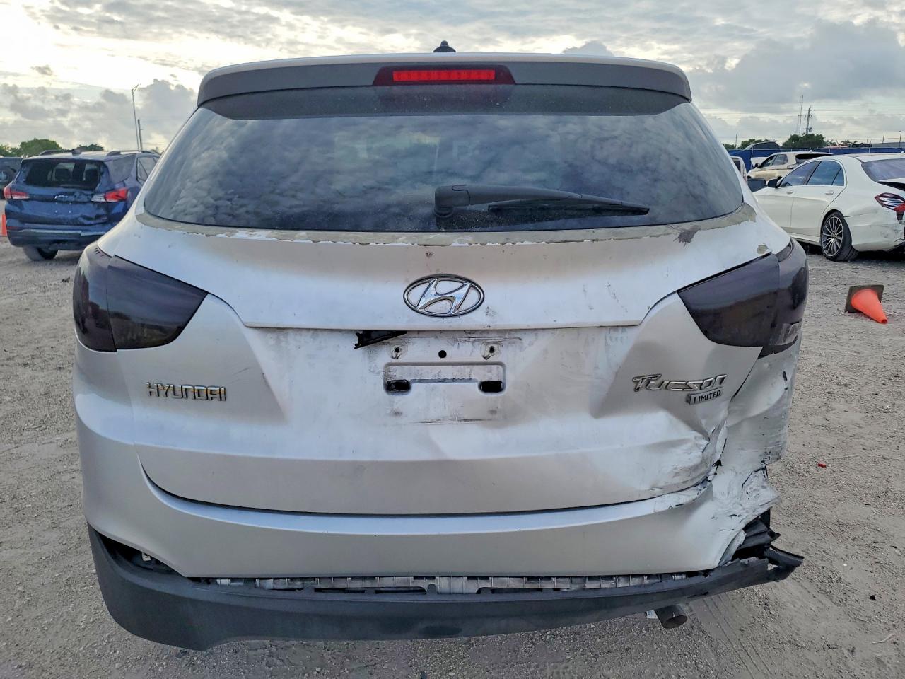 2011 Hyundai Tucson Limited Silver vin: KM8JU3AC5BU144847