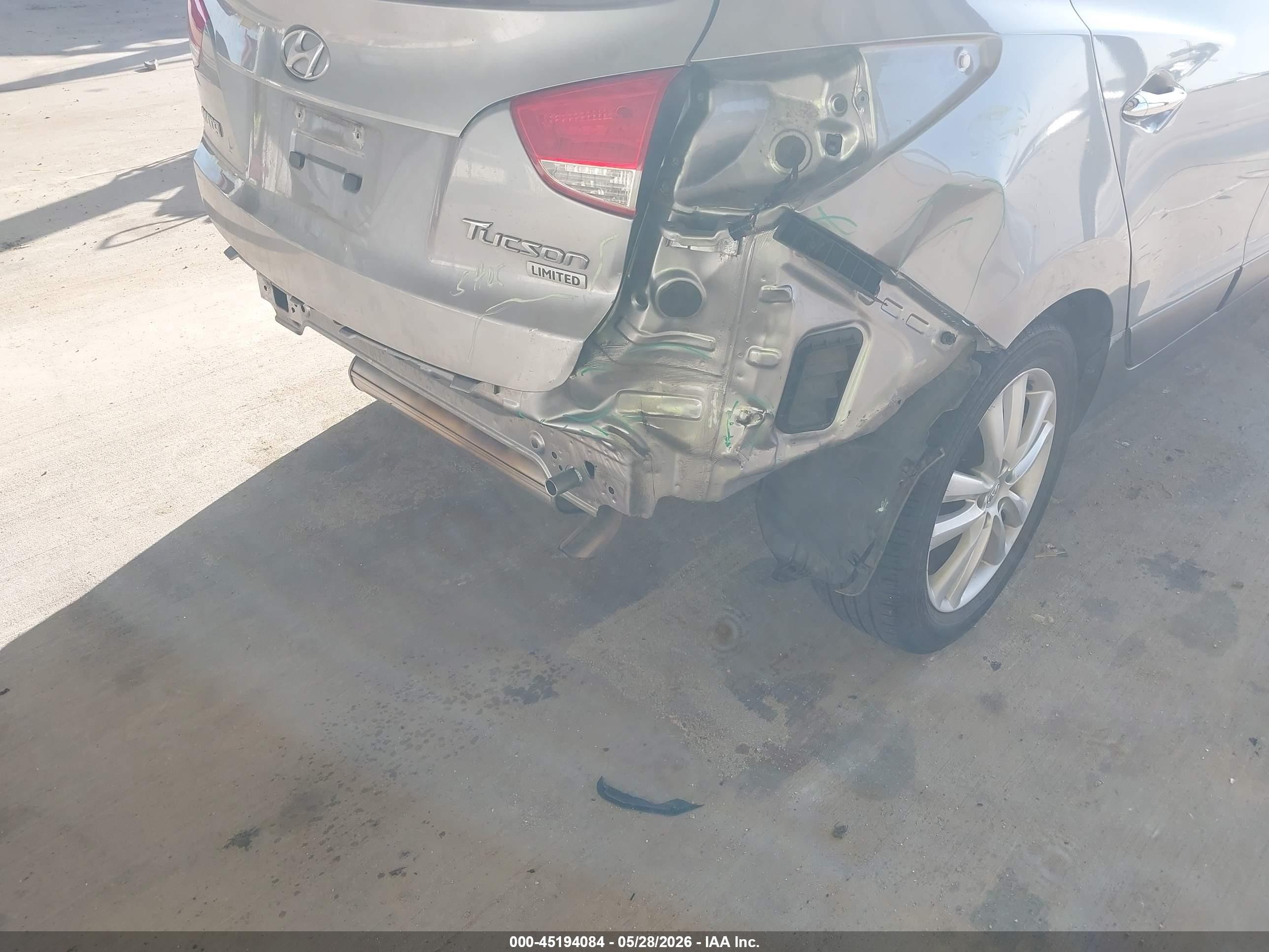 2012 Hyundai Tucson Limited Silver vin: KM8JU3AC6CU490116