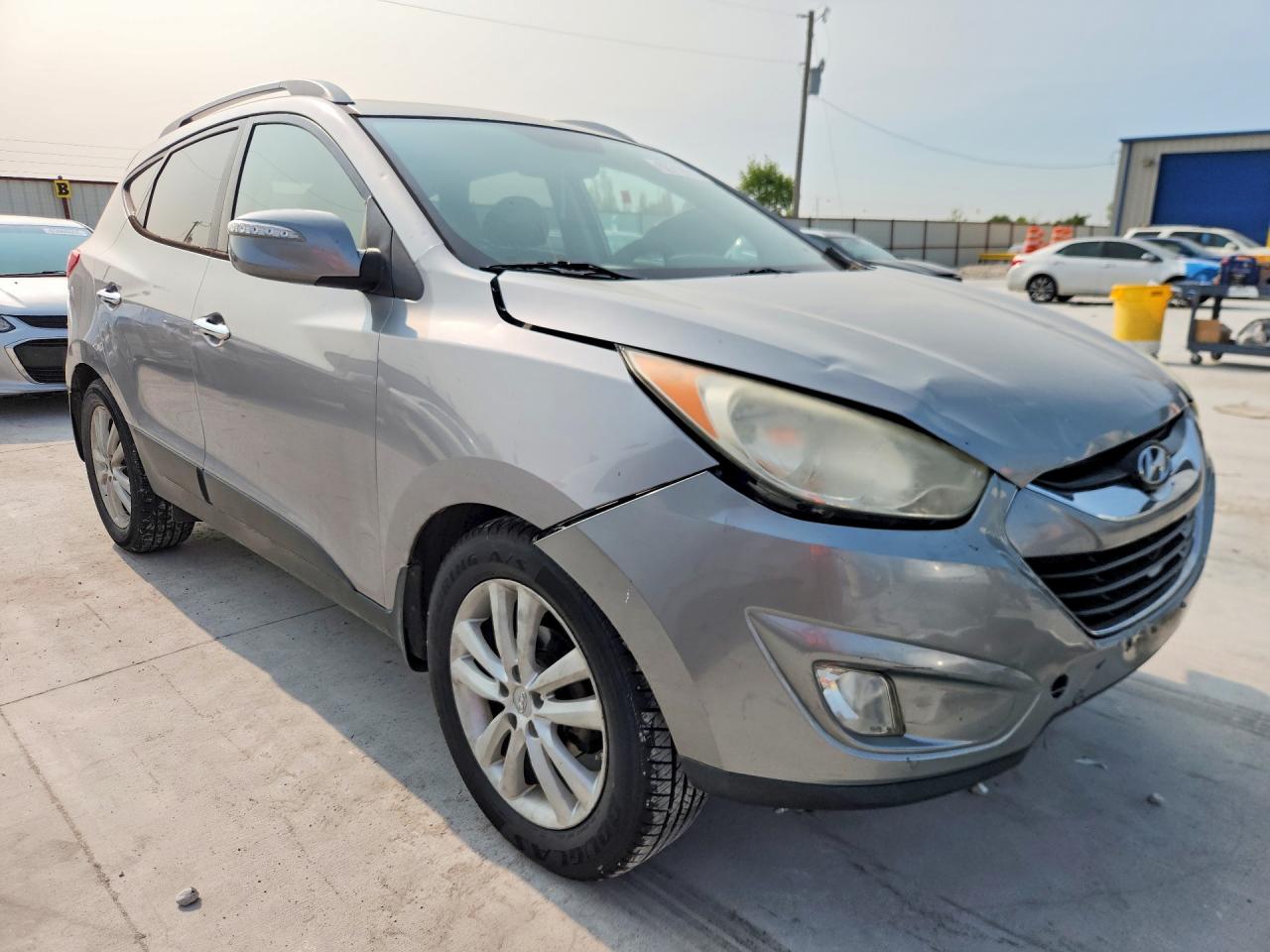 2011 Hyundai Tucson Limited Silver vin: KM8JU3AC9BU148593