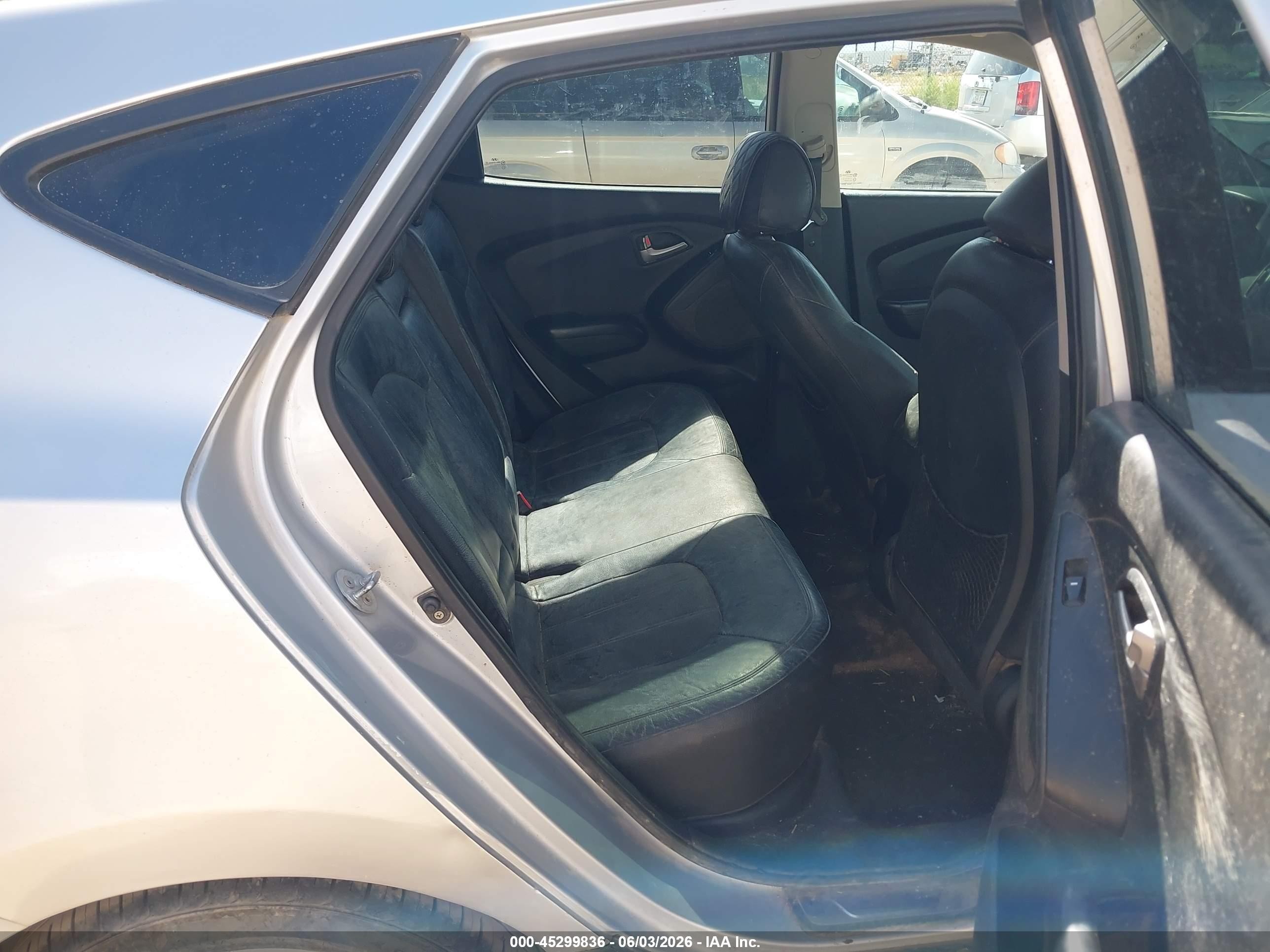 2010 Hyundai Tucson Limited Silver vin: KM8JU3ACXAU019079