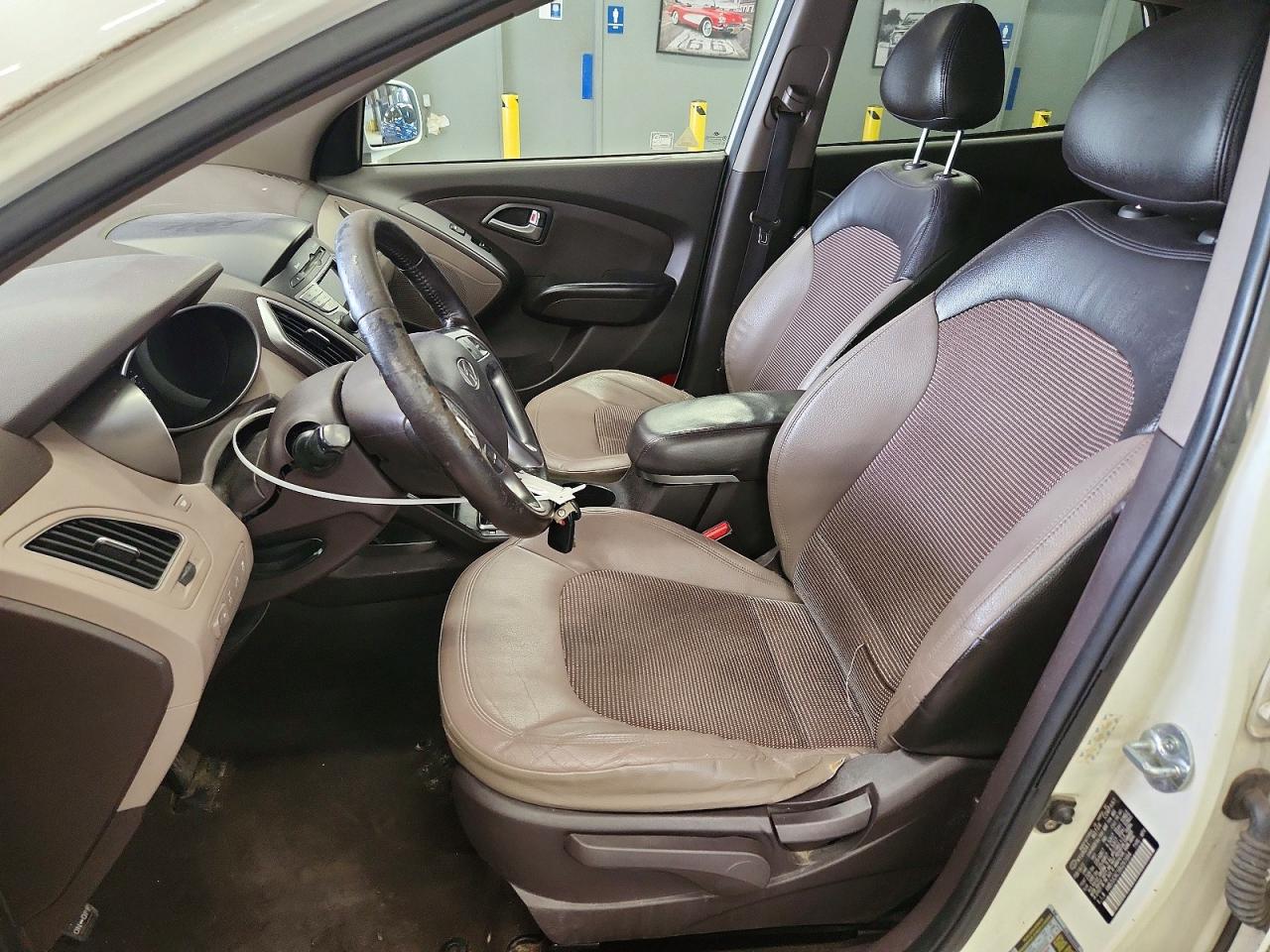 2011 Hyundai Tucson Gls White vin: KM8JUCAC1BU261664