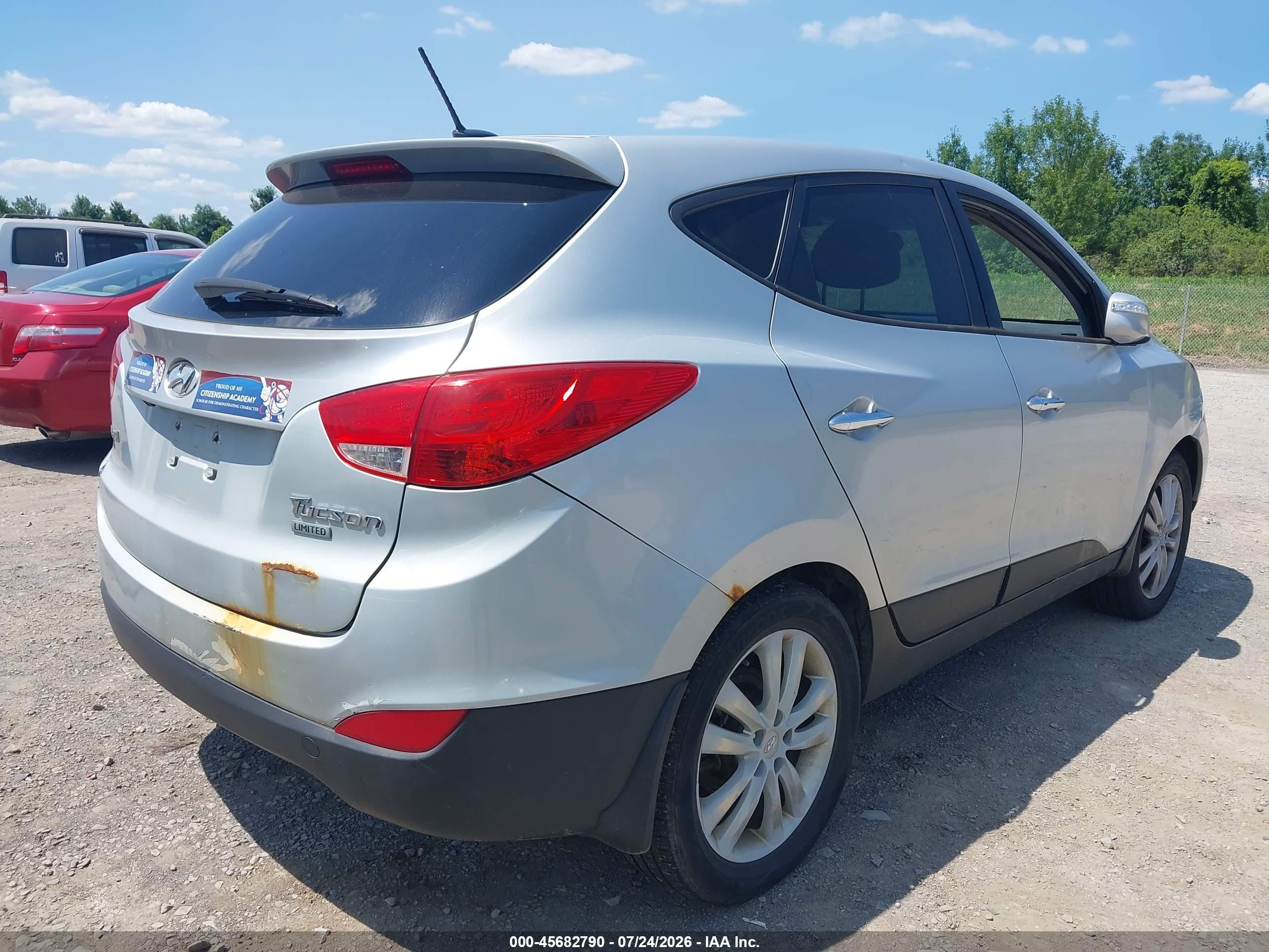 2013 Hyundai Tucson Limited Silver vin: KM8JUCAC2DU623374