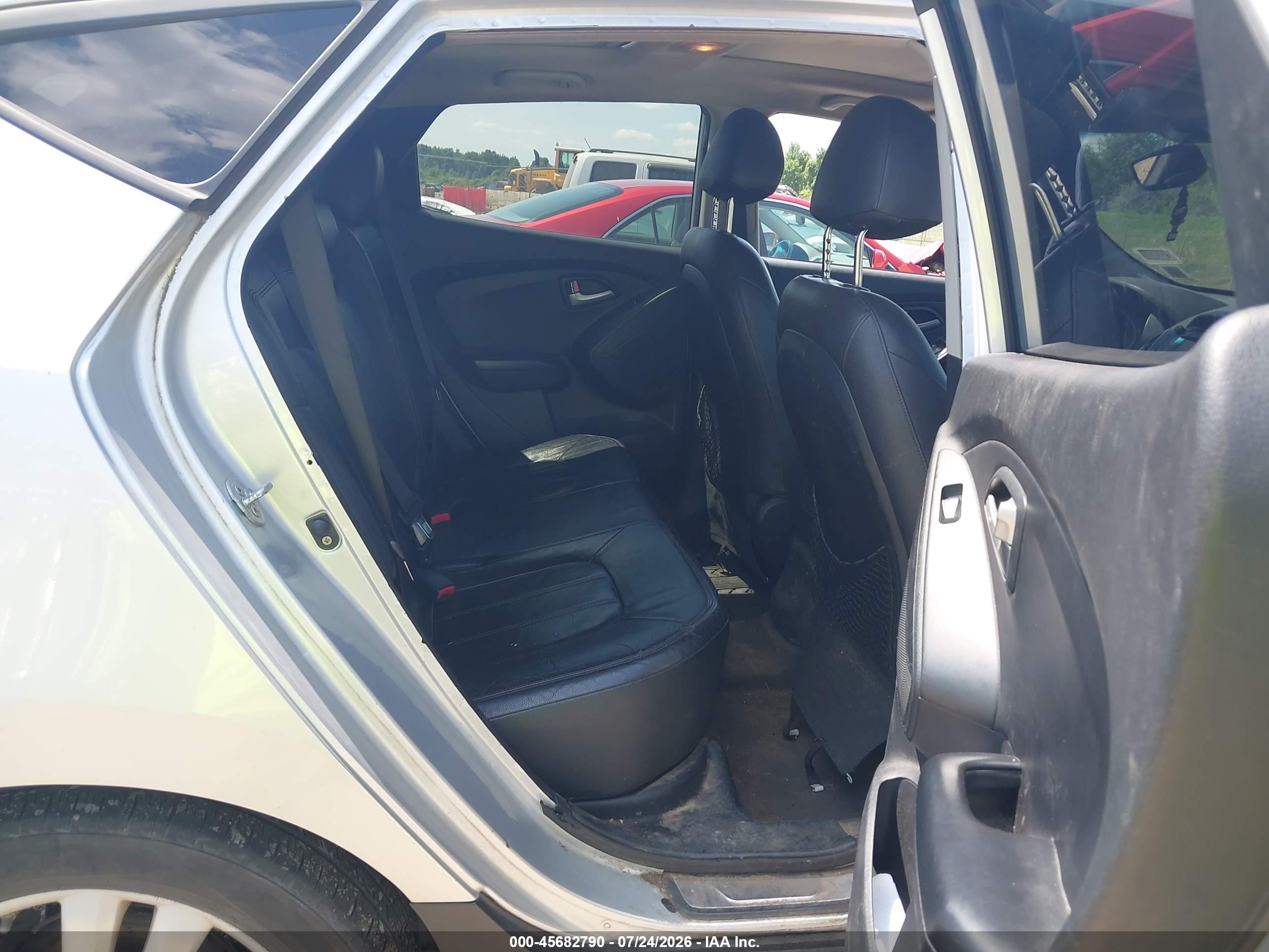2013 Hyundai Tucson Limited Silver vin: KM8JUCAC2DU623374