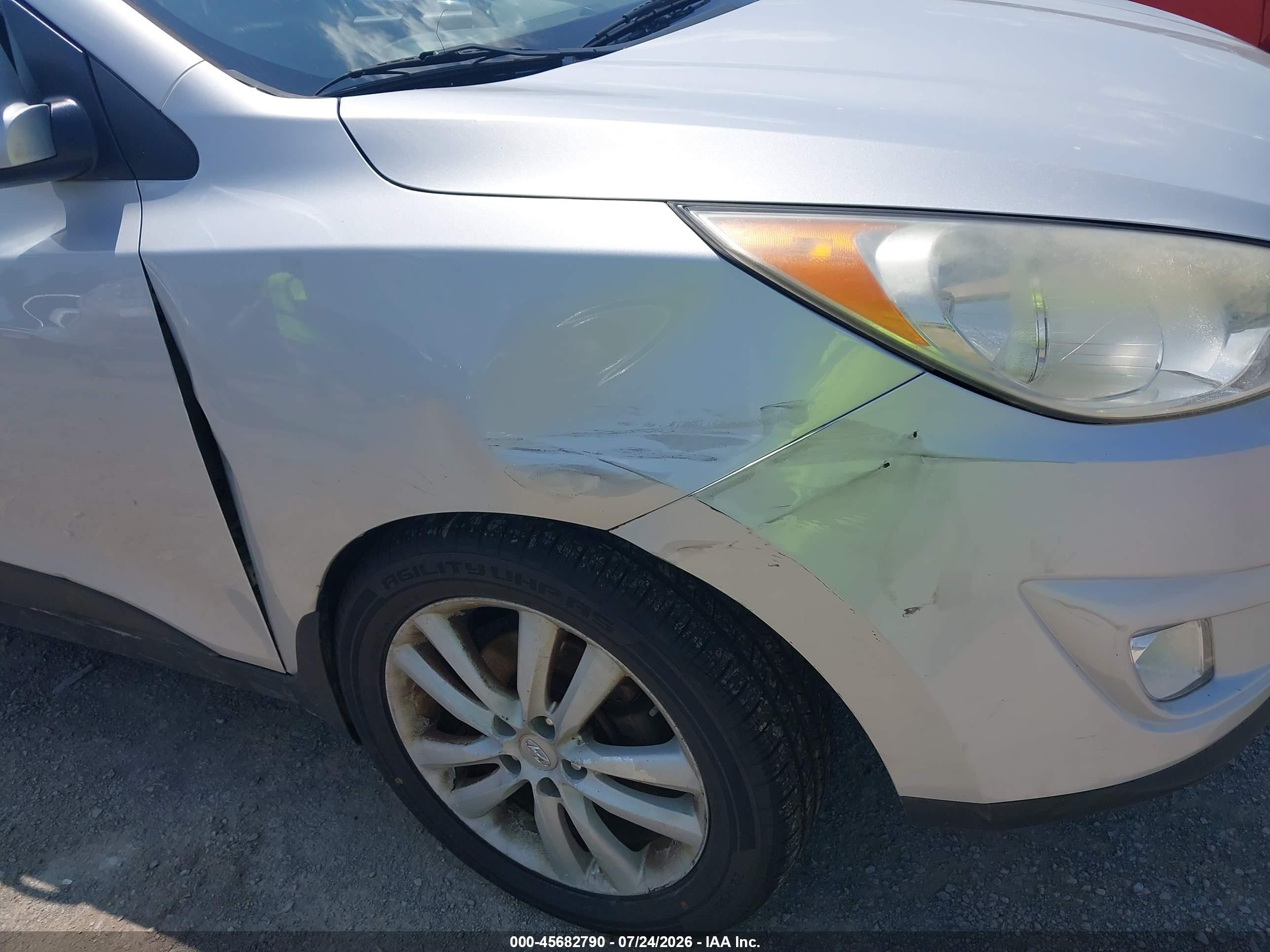 2013 Hyundai Tucson Limited Silver vin: KM8JUCAC2DU623374