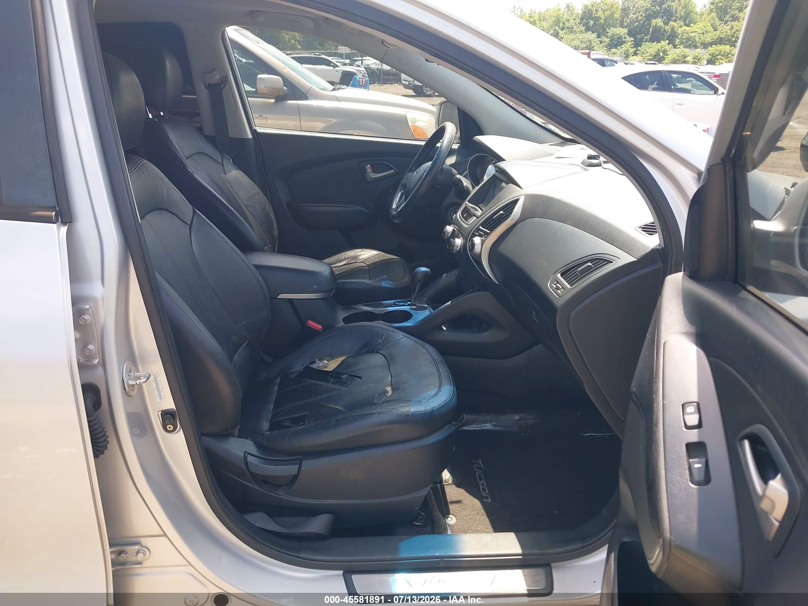 2010 Hyundai Tucson Limited Silver vin: KM8JUCAC3AU107021