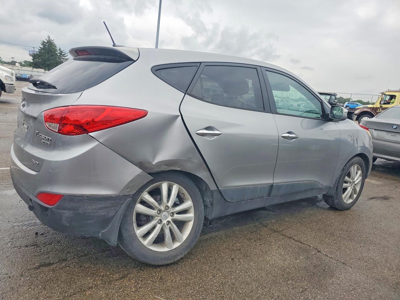 2013 Hyundai Tucson Limited Silver vin: KM8JUCAC3DU558132