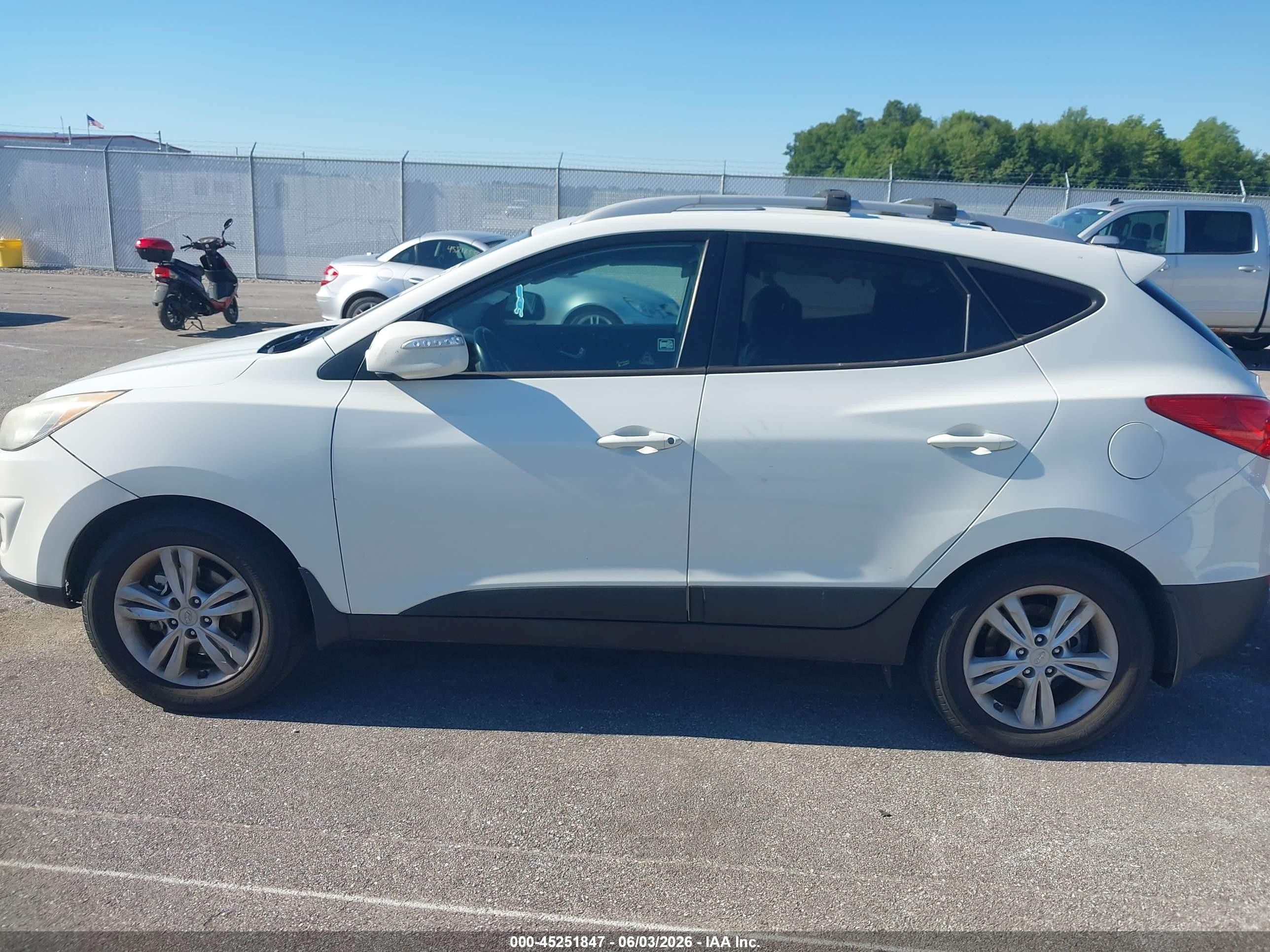 2013 Hyundai Tucson Gls Белый vin: KM8JUCAC3DU618913