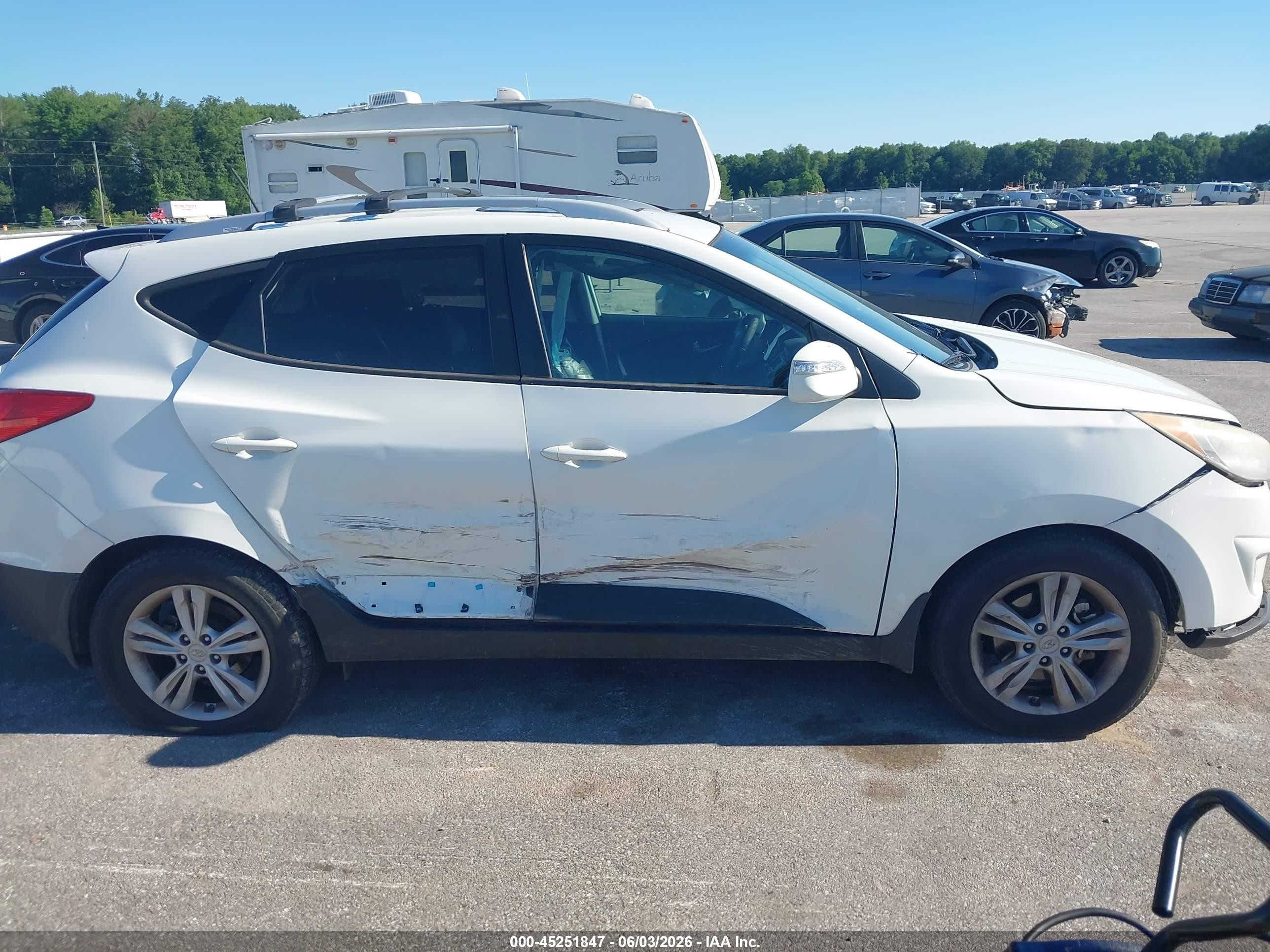 2013 Hyundai Tucson Gls Белый vin: KM8JUCAC3DU618913