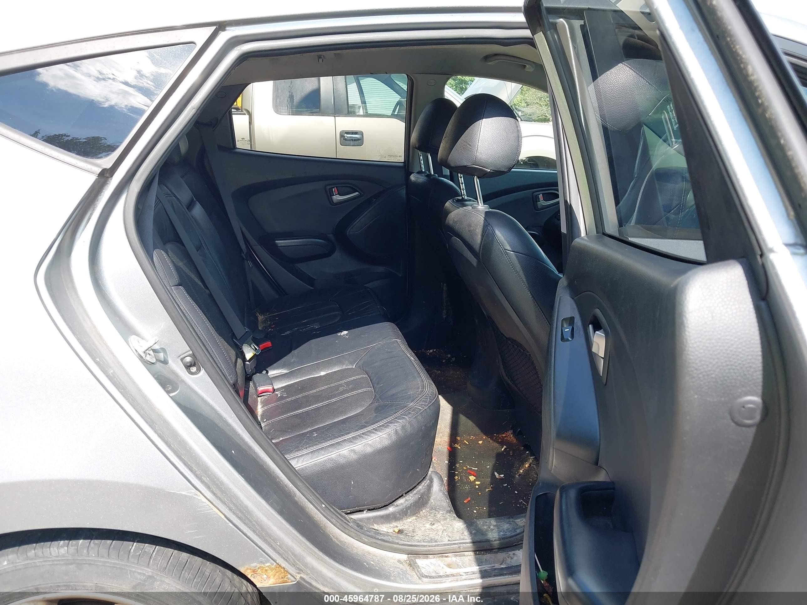 2011 Hyundai Tucson Limited Silver vin: KM8JUCAC5BU170705