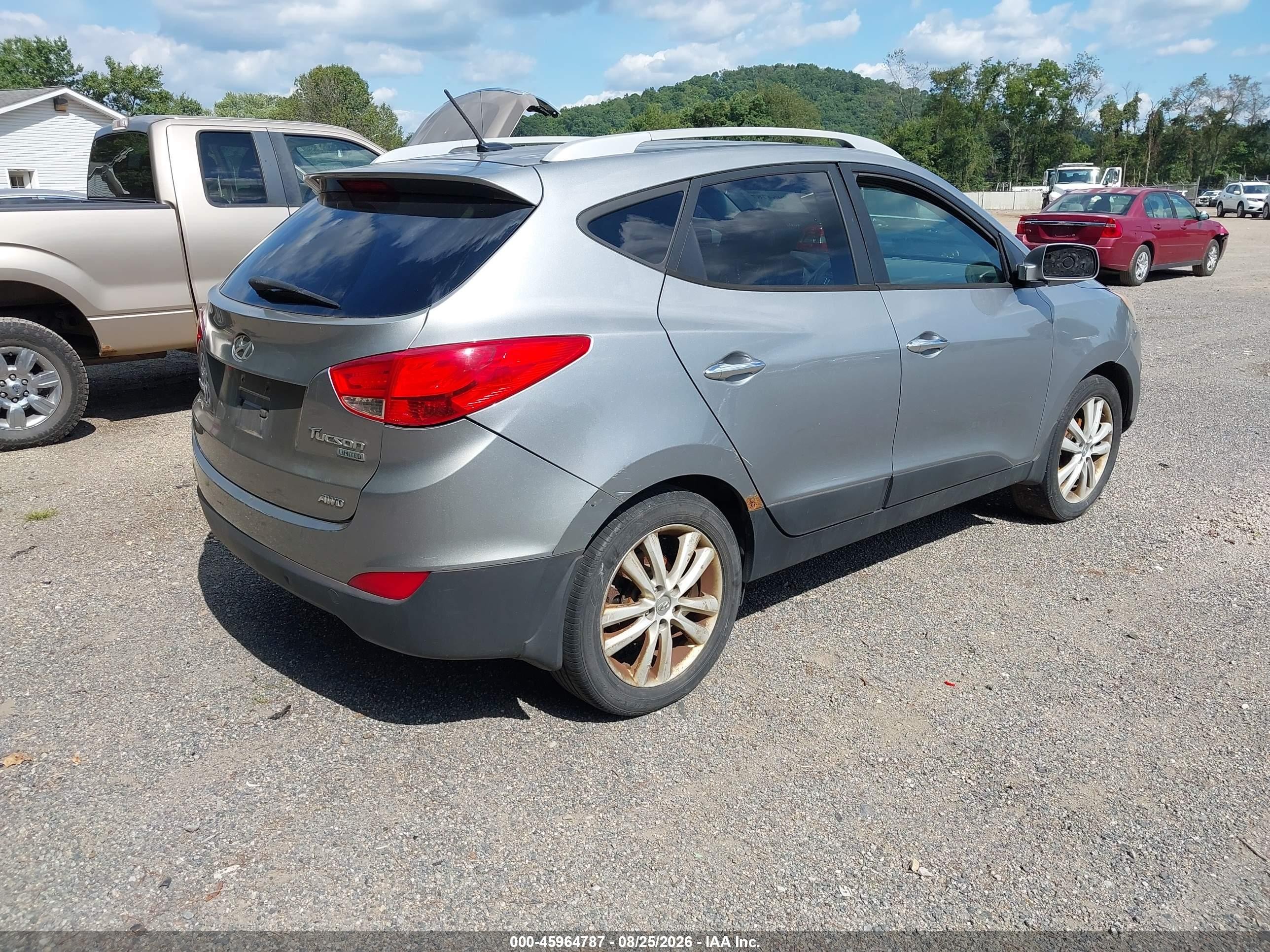 2011 Hyundai Tucson Limited Silver vin: KM8JUCAC5BU170705