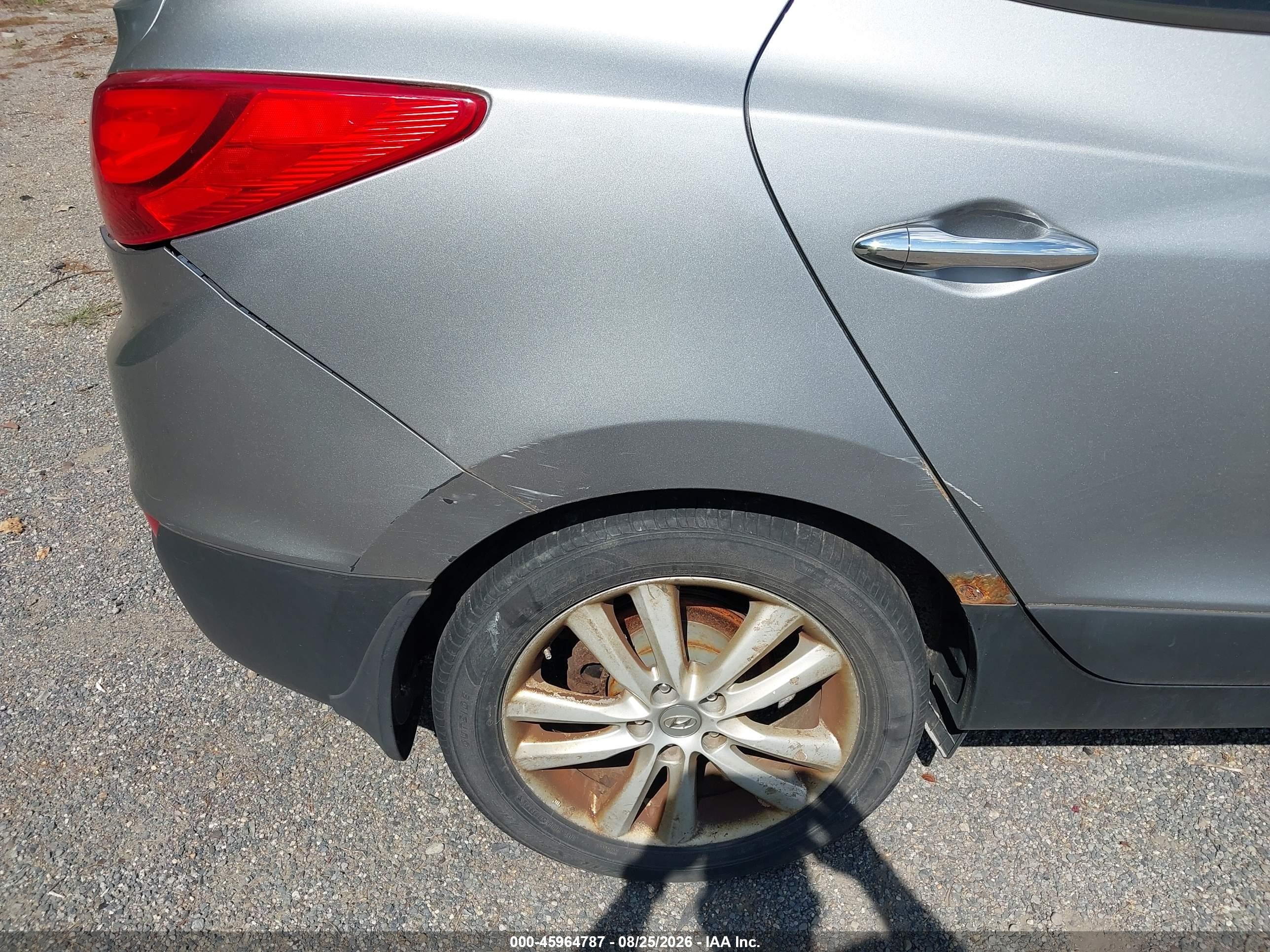 2011 Hyundai Tucson Limited Silver vin: KM8JUCAC5BU170705