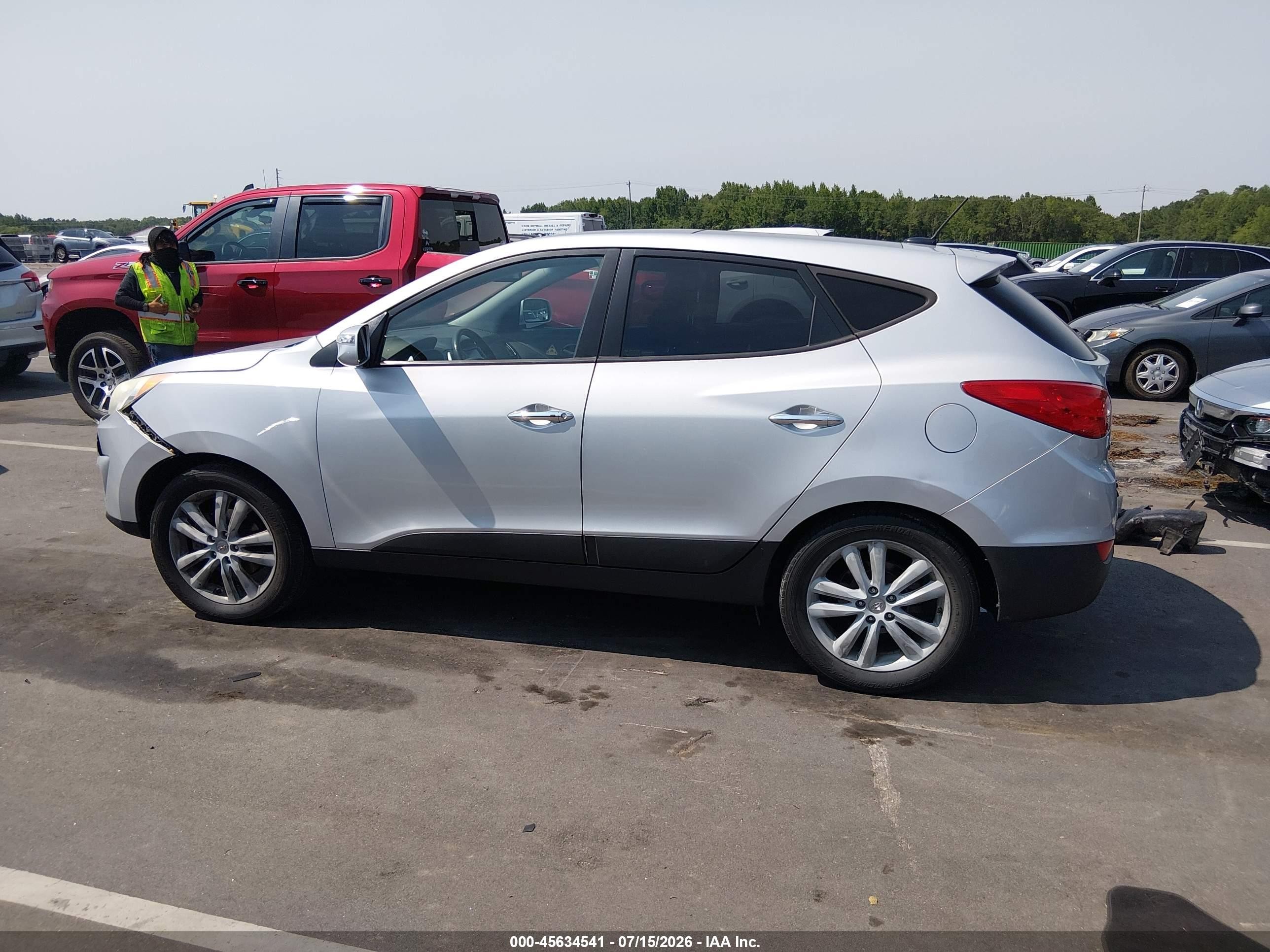 2013 Hyundai Tucson Limited Silver vin: KM8JUCAC8DU726329