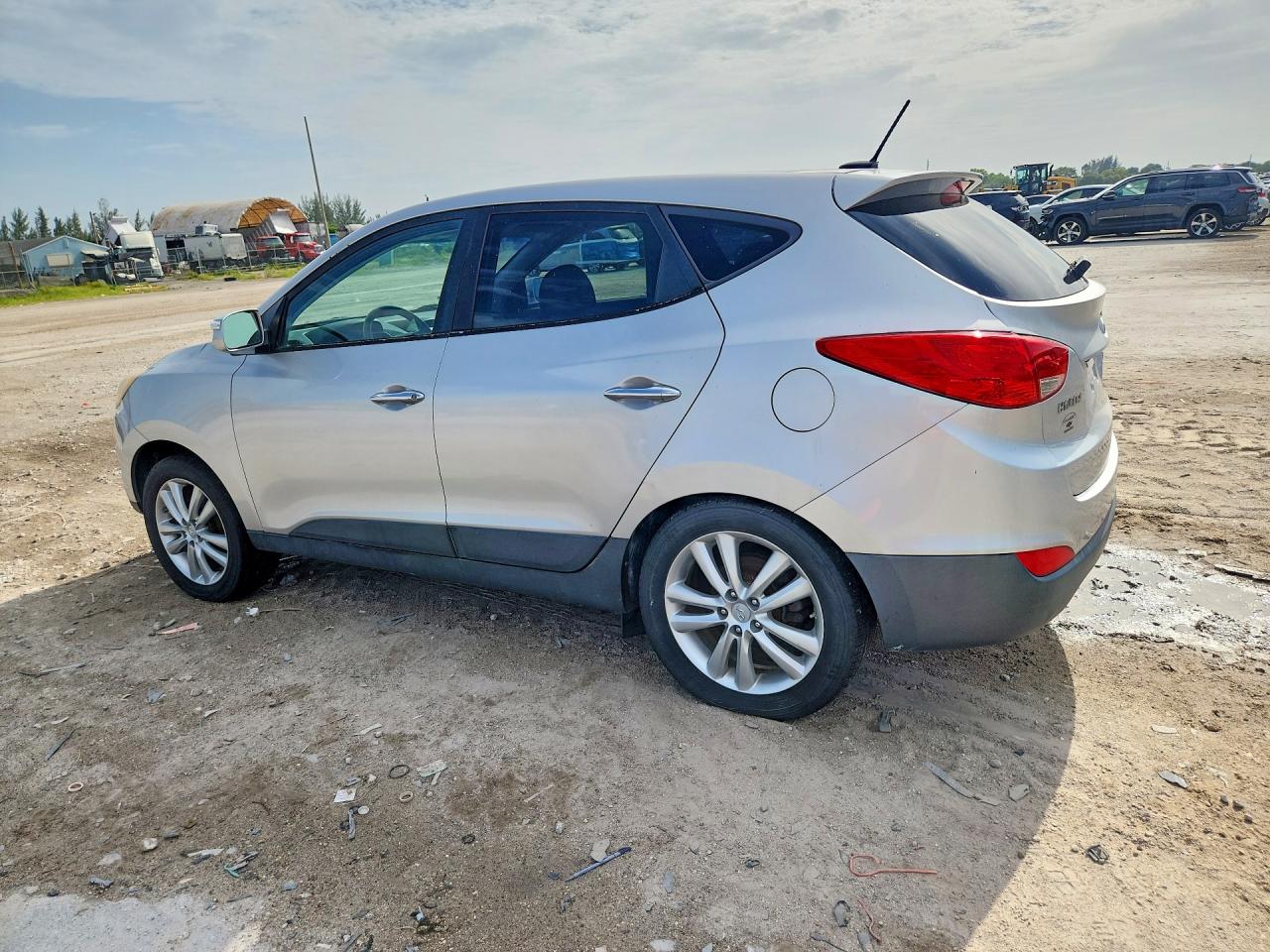 2010 Hyundai Tucson Limited Silver vin: KM8JUCAC9AU021633