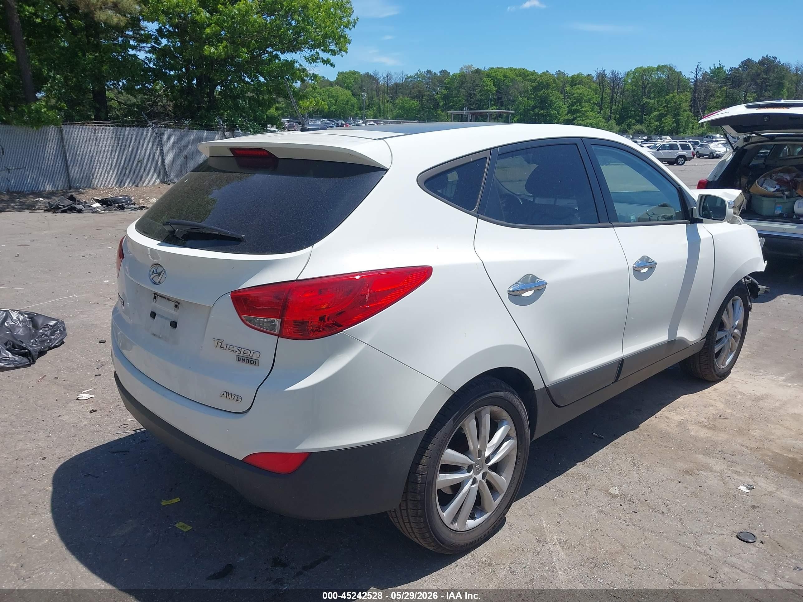 2011 Hyundai Tucson Limited White vin: KM8JUCACXBU255667