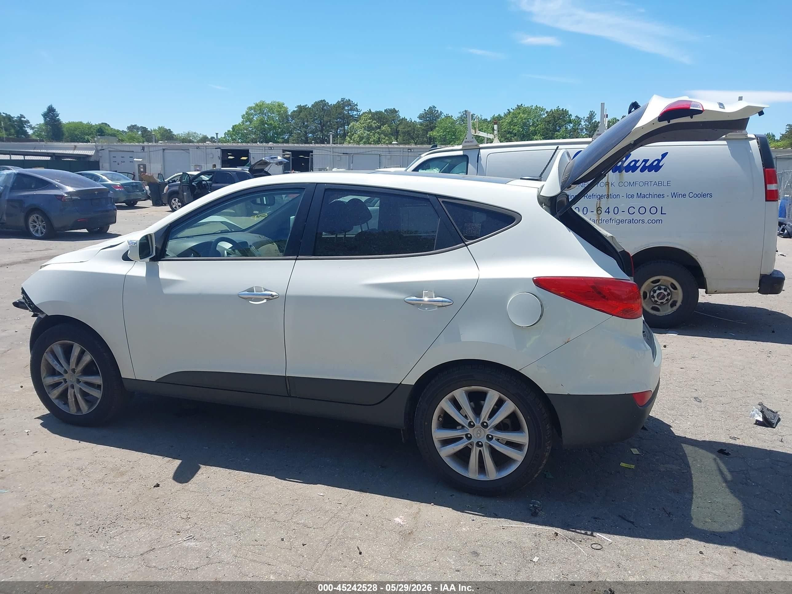 2011 Hyundai Tucson Limited White vin: KM8JUCACXBU255667