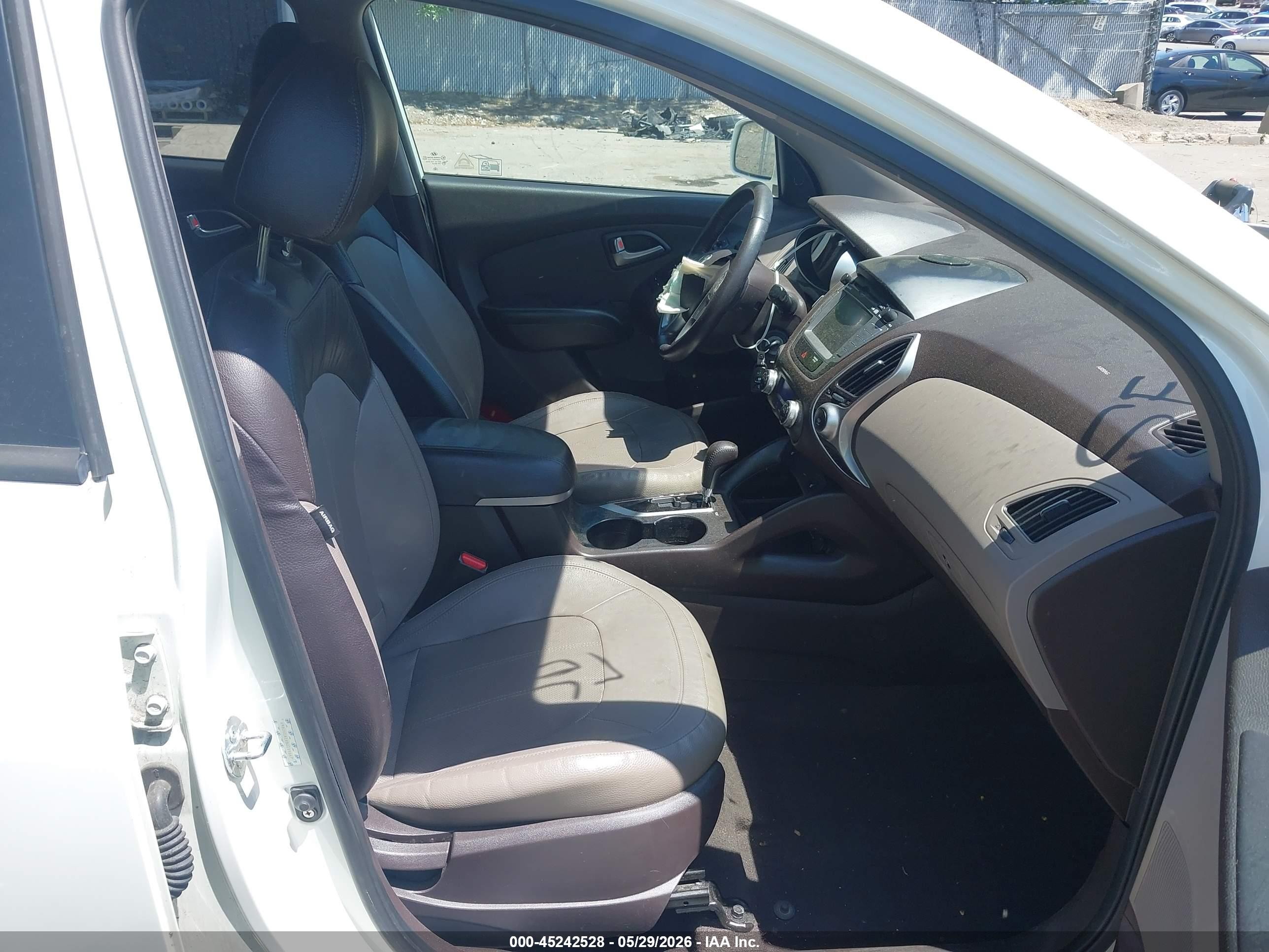 2011 Hyundai Tucson Limited White vin: KM8JUCACXBU255667