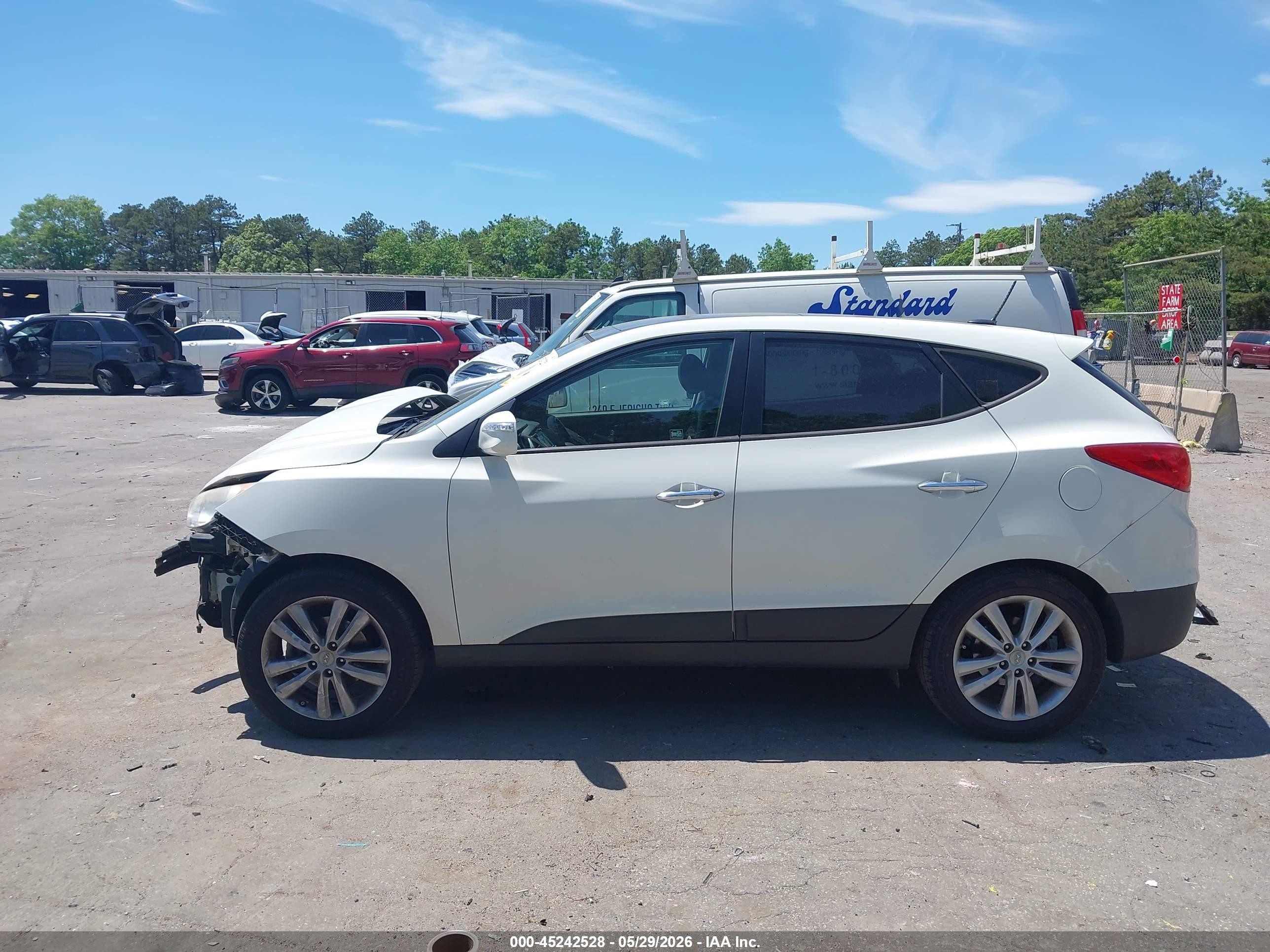 2011 Hyundai Tucson Limited White vin: KM8JUCACXBU255667