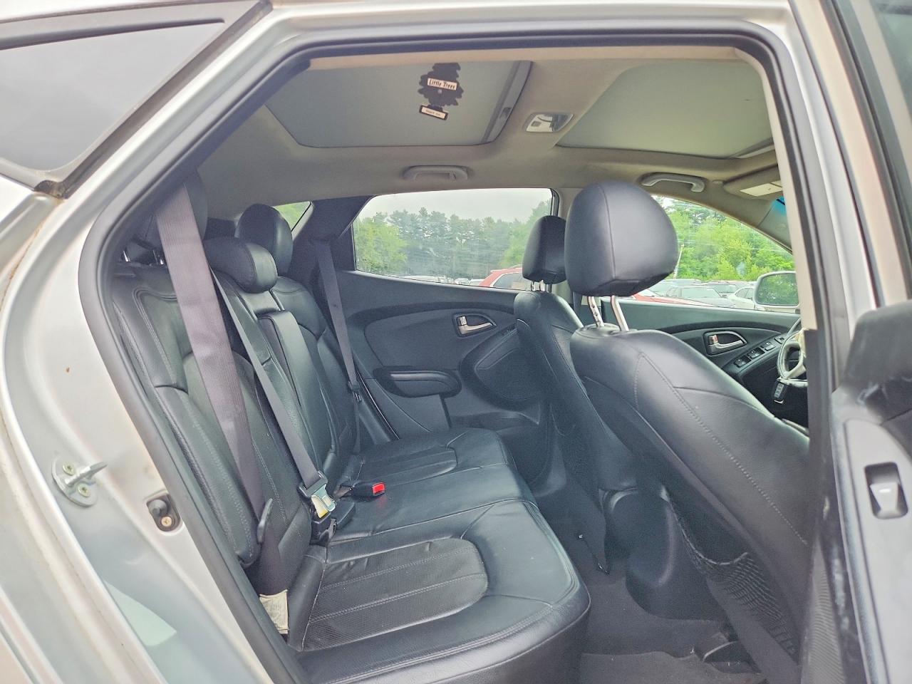 2013 Hyundai Tucson Limited Silver vin: KM8JUCACXDU610971