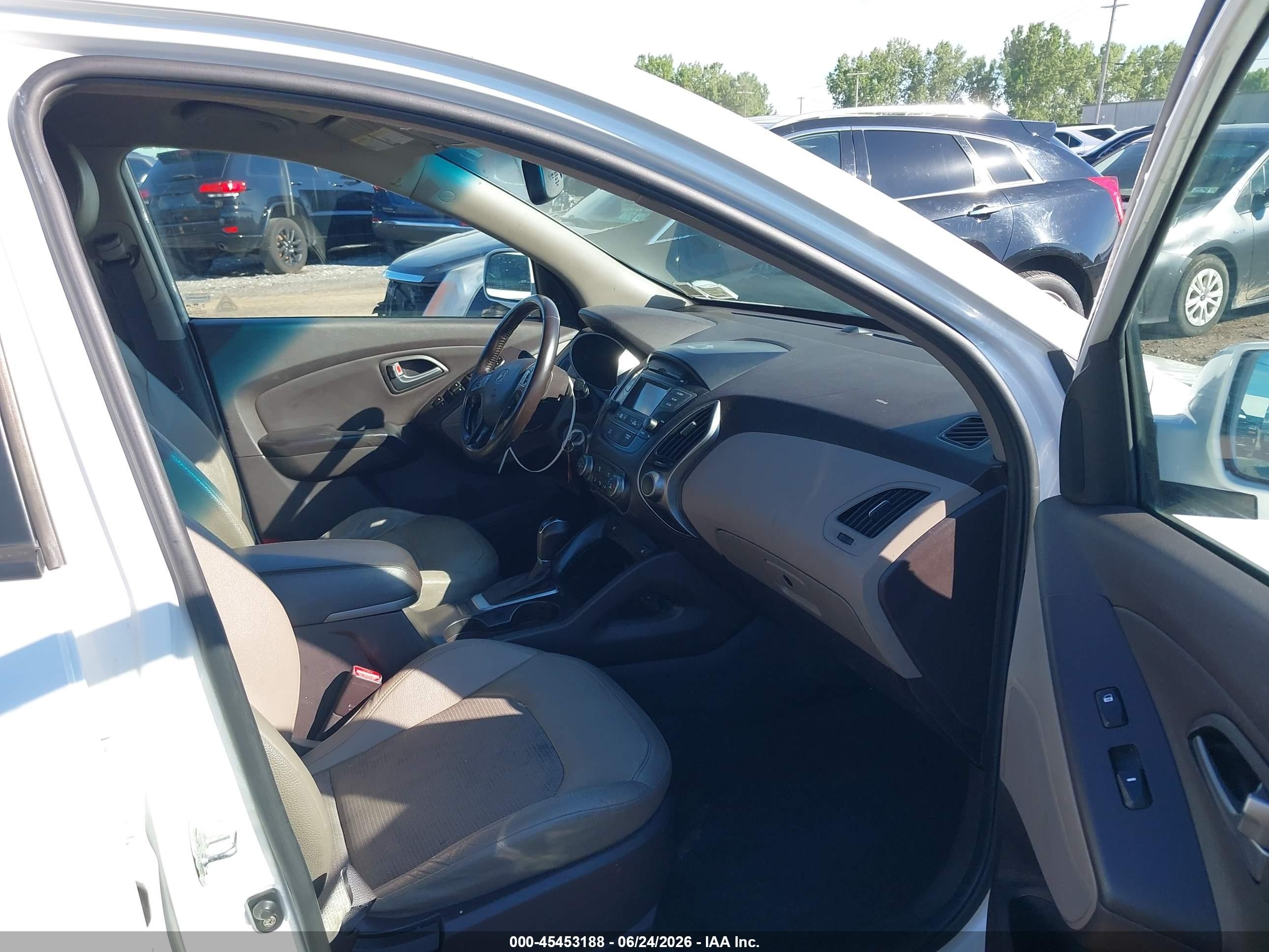 2015 Hyundai Tucson Se White vin: KM8JUCAG2FU002433