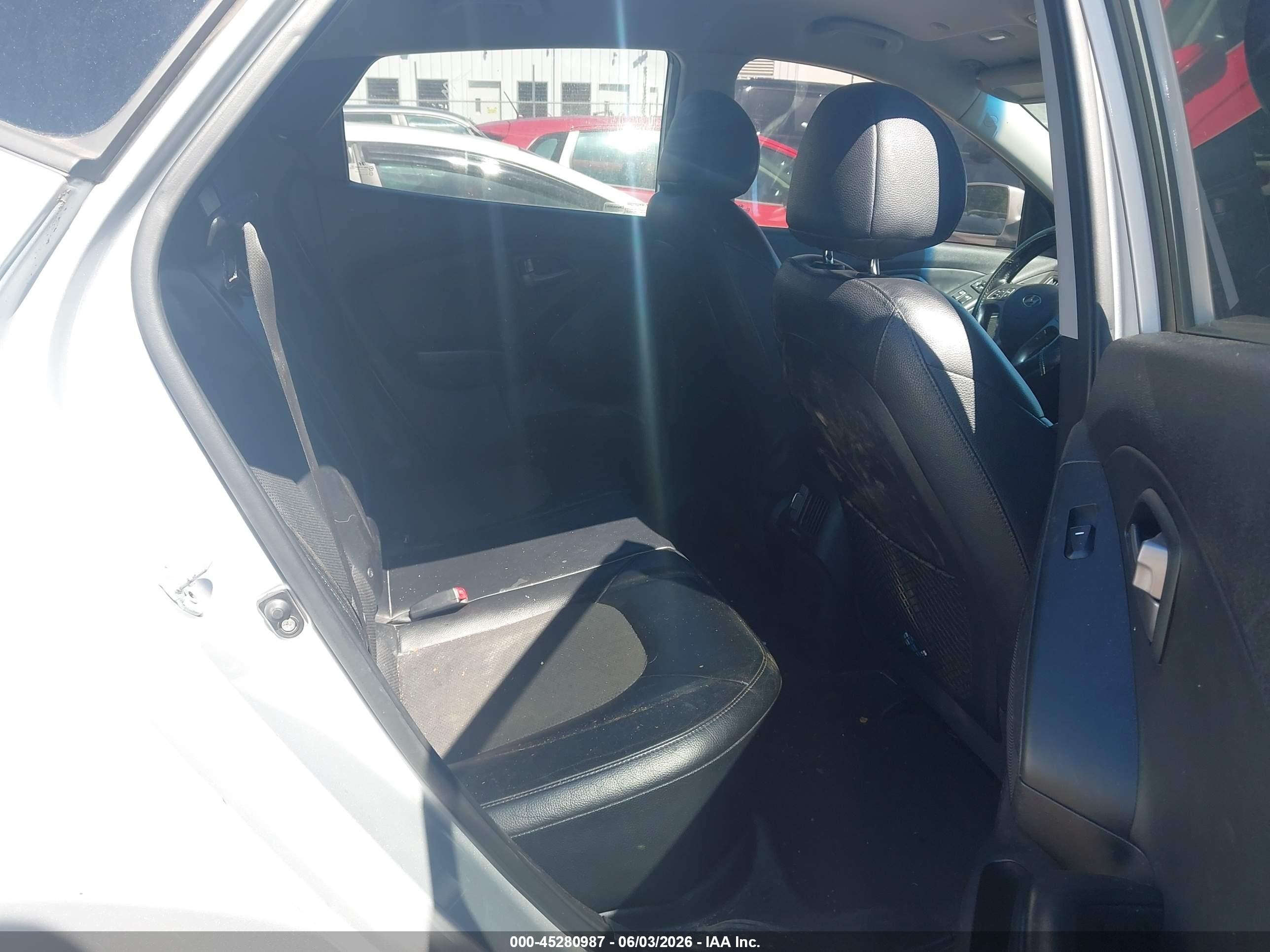 2014 Hyundai Tucson Se Silver vin: KM8JUCAG7EU830900