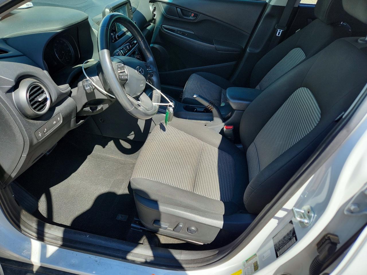 2018 Hyundai Kona Sel White vin: KM8K62AA4JU081634