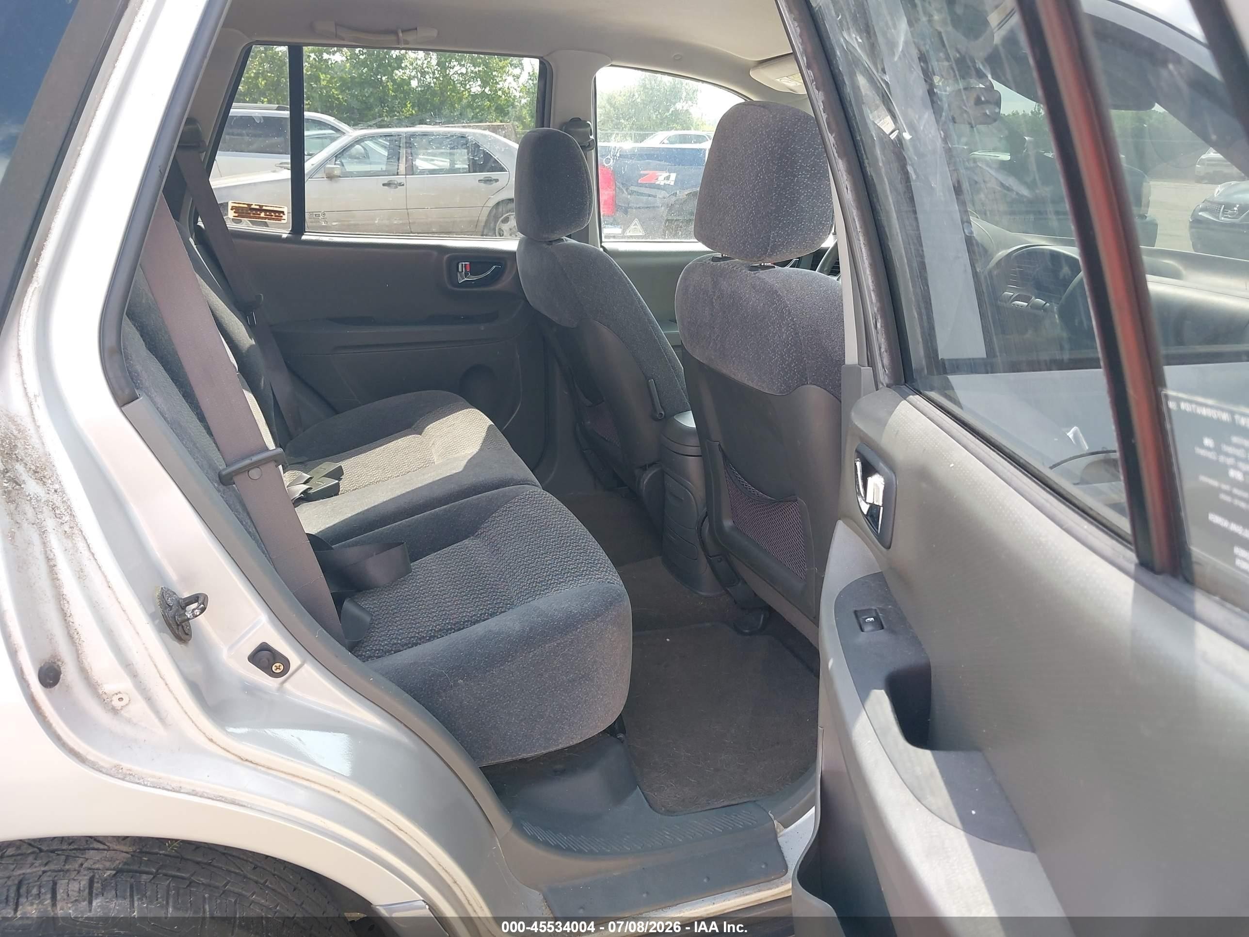 2004 Hyundai Santa Fe   Silver vin: KM8SB12B14U657892
