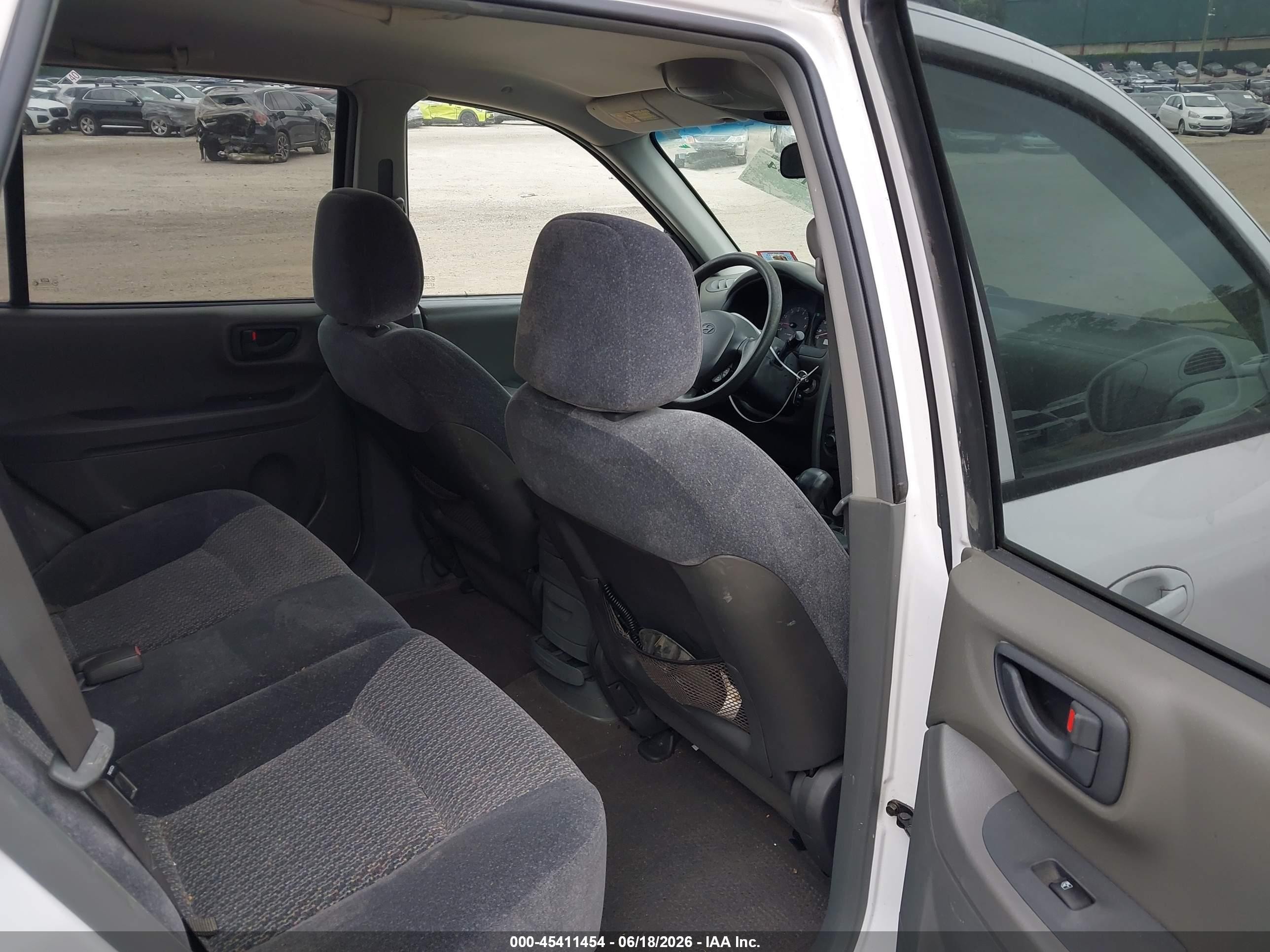 2002 Hyundai Santa Fe   White vin: KM8SB12B92U169268