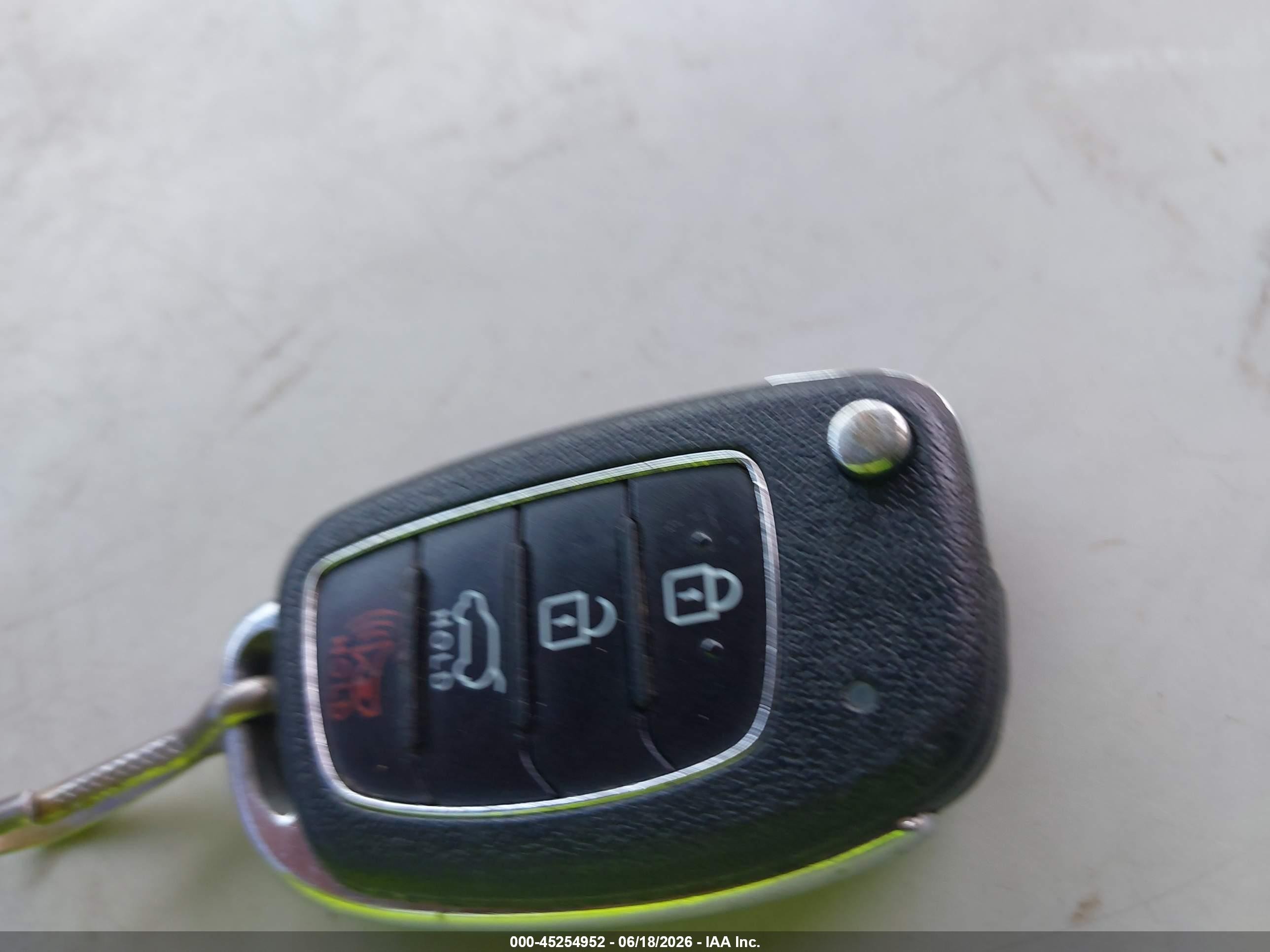 2018 Hyundai Santa Fe Se Silver vin: KM8SM4HF1JU270843