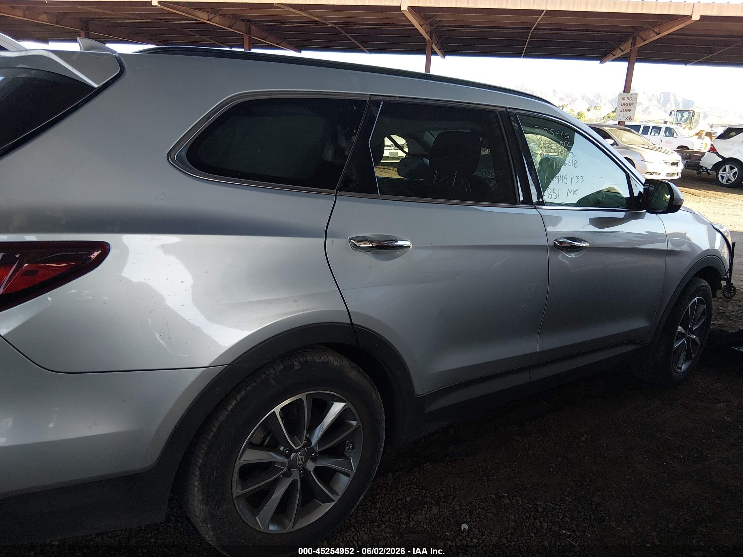 2018 Hyundai Santa Fe Se Silver vin: KM8SM4HF1JU270843