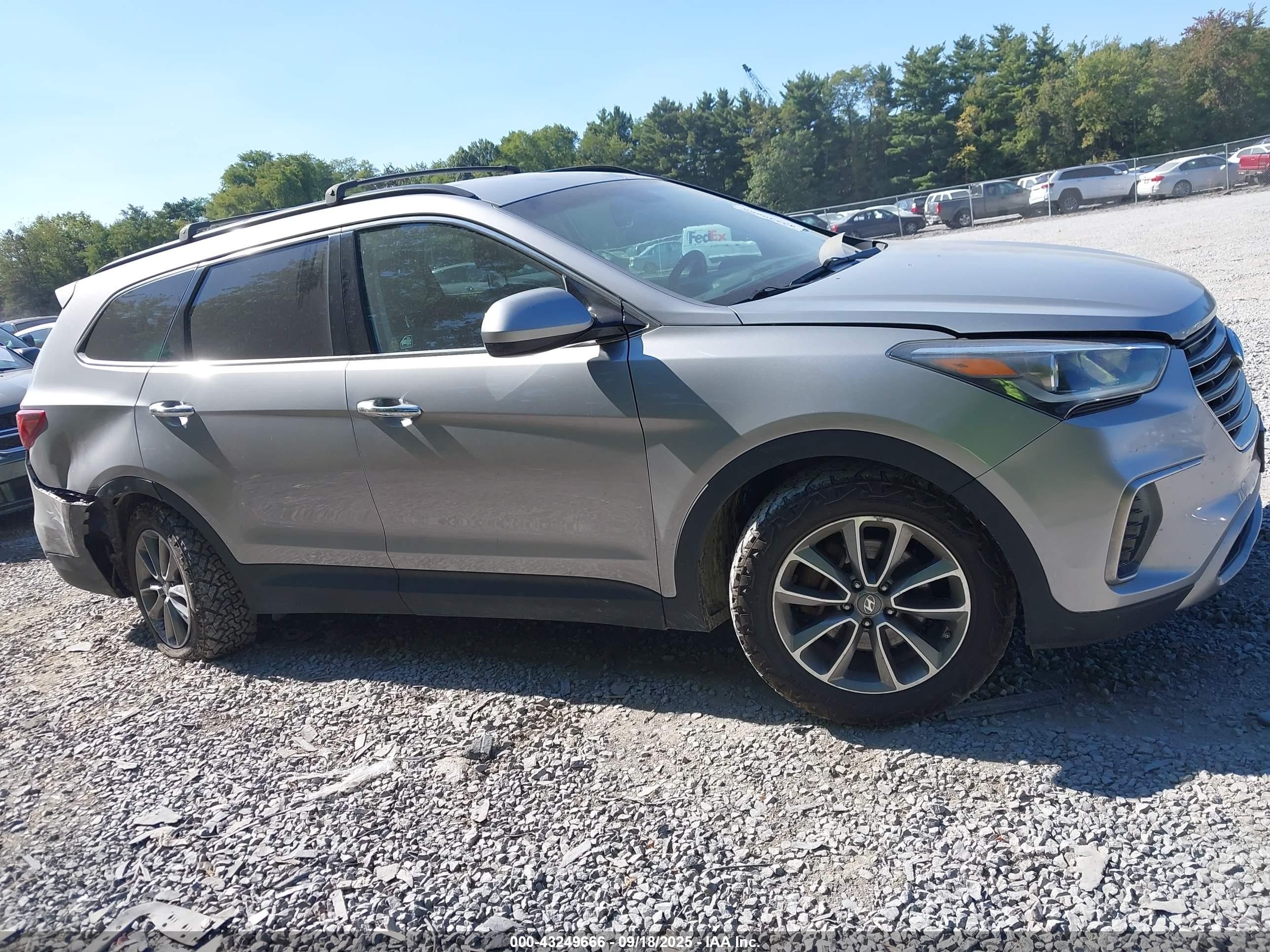 2018 Hyundai Santa Fe Se Gray vin: KM8SMDHF0JU291845