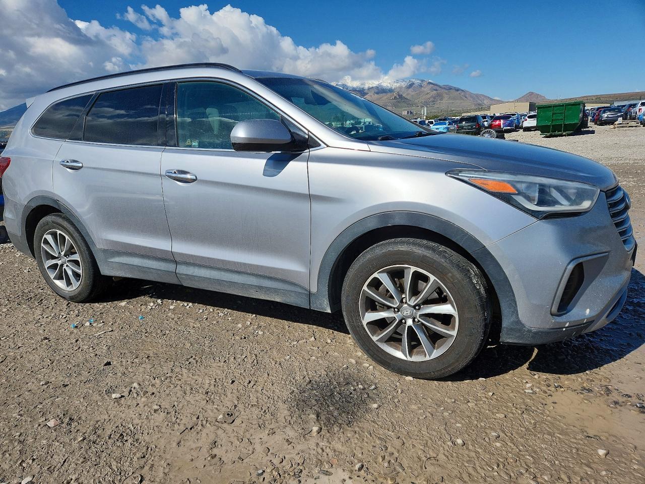 2017 Hyundai Santa Fe Se Silver vin: KM8SMDHF1HU190016