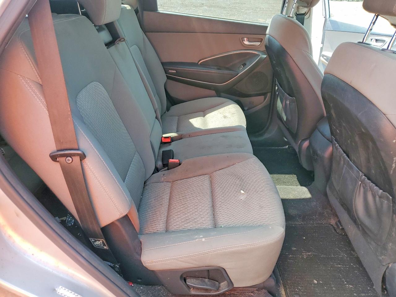 2017 Hyundai Santa Fe Se Silver vin: KM8SMDHF4HU225177